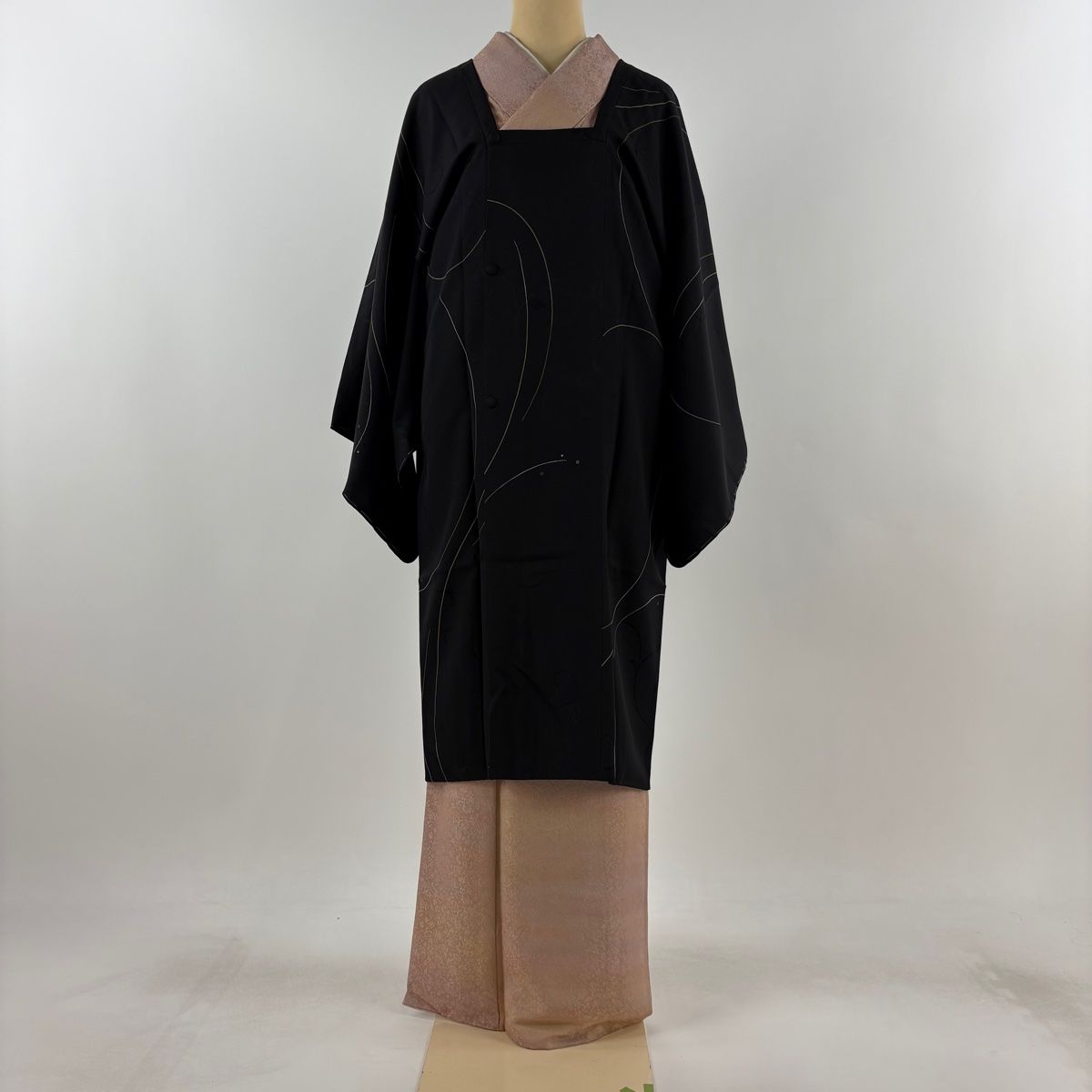 道行 身丈105cm 裄丈66.5cm M 和装コート 角衿 幾何学模様 地紋 黒 正絹 名品