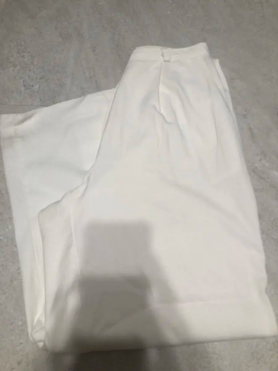 白 S