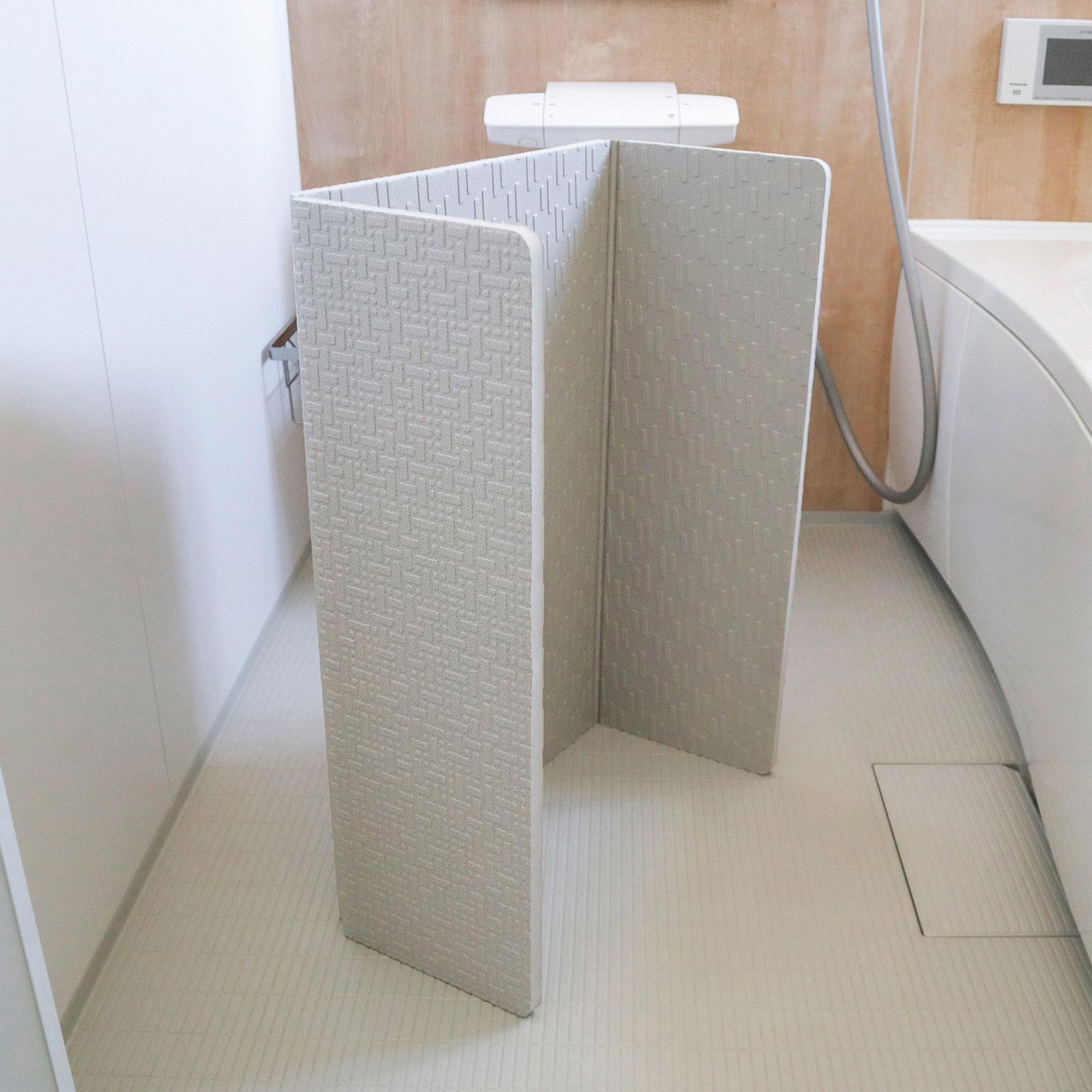商品 グレー ラバーマット 85×60cm 厚さ1.5cm バスマット シャワーマット 浴室 厚手 Kufu 速乾 折りたたみ 防カビ加工 保管しやすい 風呂マット スノコ 東和産業 EVA樹脂