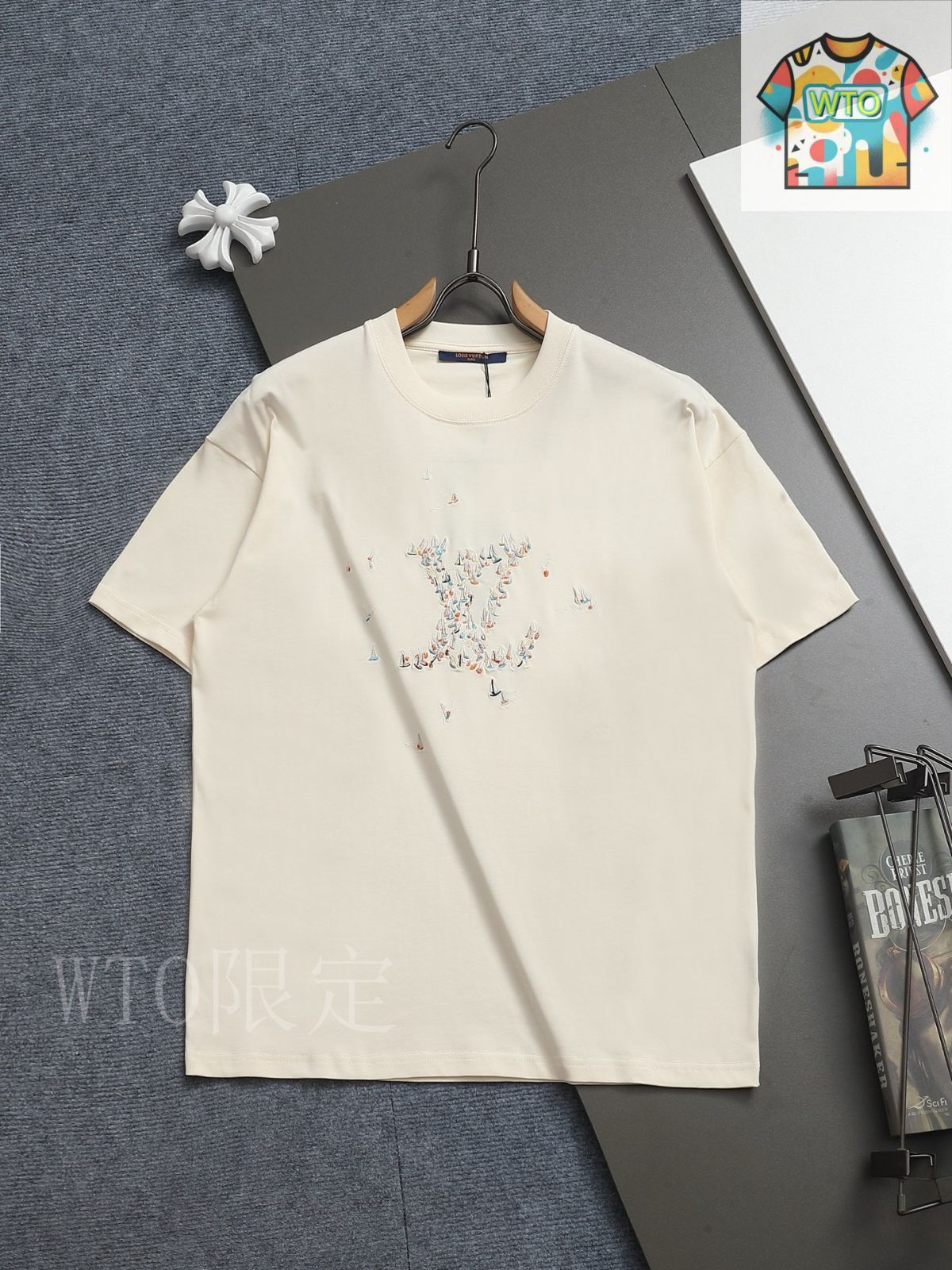 【シンプル刺繍 /水色】Louis Vuitton クルーネックスウェット シンプル刺繍 /水色】Louis Vuitton クルーネックスウェット