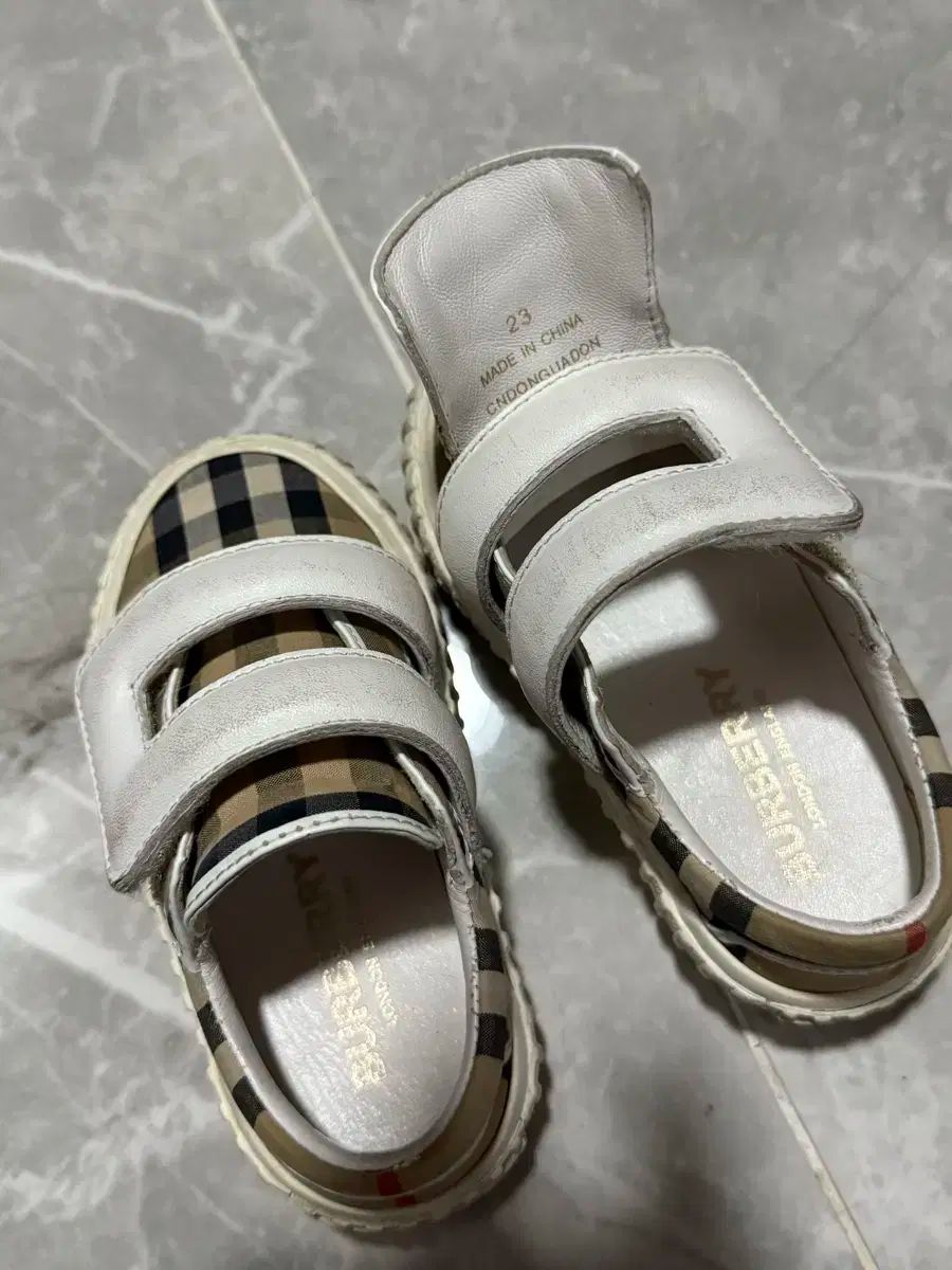 BURBERRY（キッズ靴&frasl;シューズ(15cm~)）のフリマアイテム一覧 | Burberry バーバリー（靴｜キッズファッション）：キッズ・ベビー 子どもの靴選び適正サイズって？ありがちな間違いは？専門家にQ＆A 公式通販 バーバリー子どもスニーカー13cm ラルフローレン（キッズ・ベビー ポロ キッズシューズ・子供靴(14.5cm～)(ベビー Burberry(バーバリー) Online キッズ 靴の通販 バーバリー キッズシューズ・ウェア｜ABC-MARTオンラインストア公式
