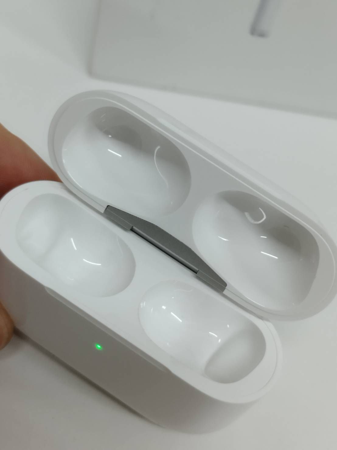 良品】AirPods Pro 第2世代/A2700/充電ケースのみ! 純正品 良品】AirPods Pro 第2世代/A2700/充電ケースのみ! 純正品