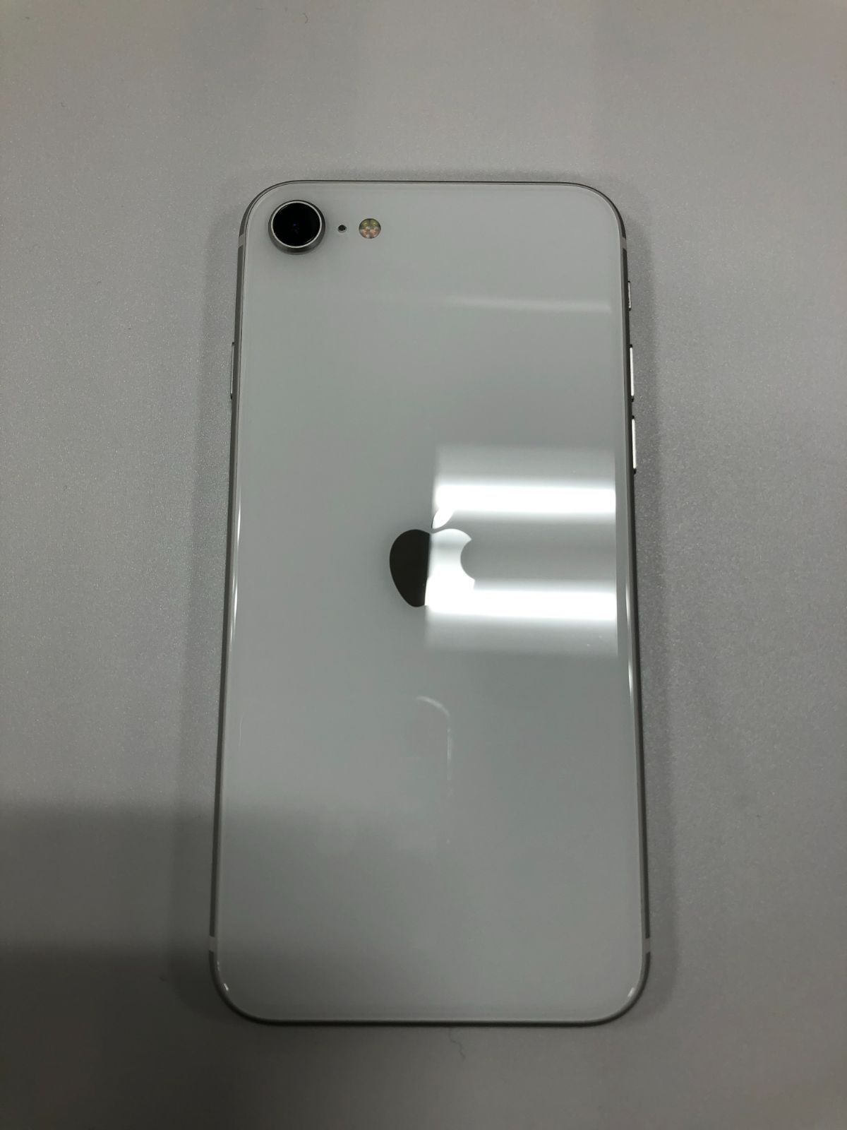 【中古】iPhone SE 第2世代 (SE2) 64GB ホワイト バッテリ87％ docomo 本体