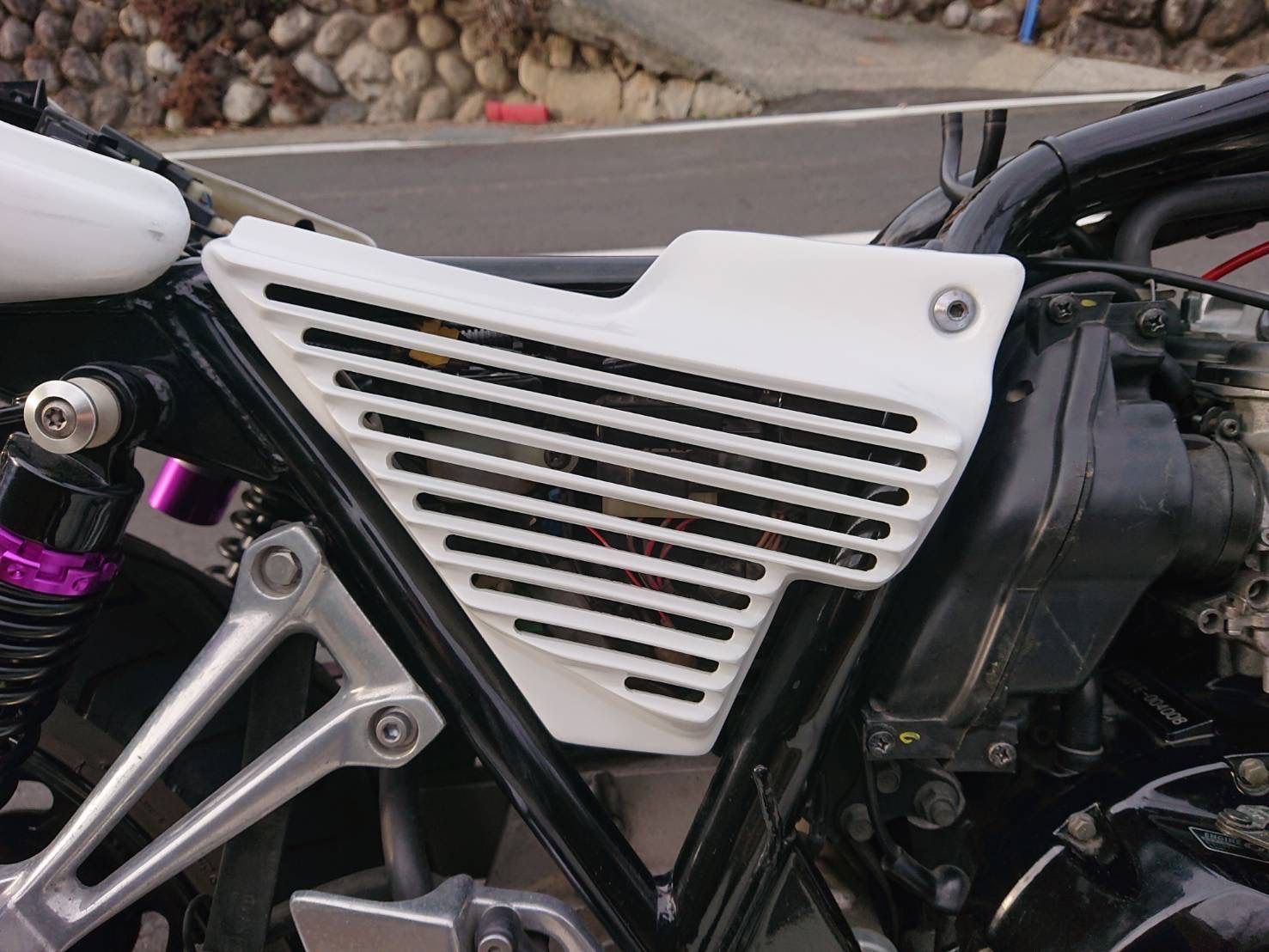 ◆◇XJR400R　98年式〜07年式　テール・サイド　FRP製　高強度◇◆ ◇◇XJR400R 98年式〜07年式 羽タイプ テールカウル アルフィン