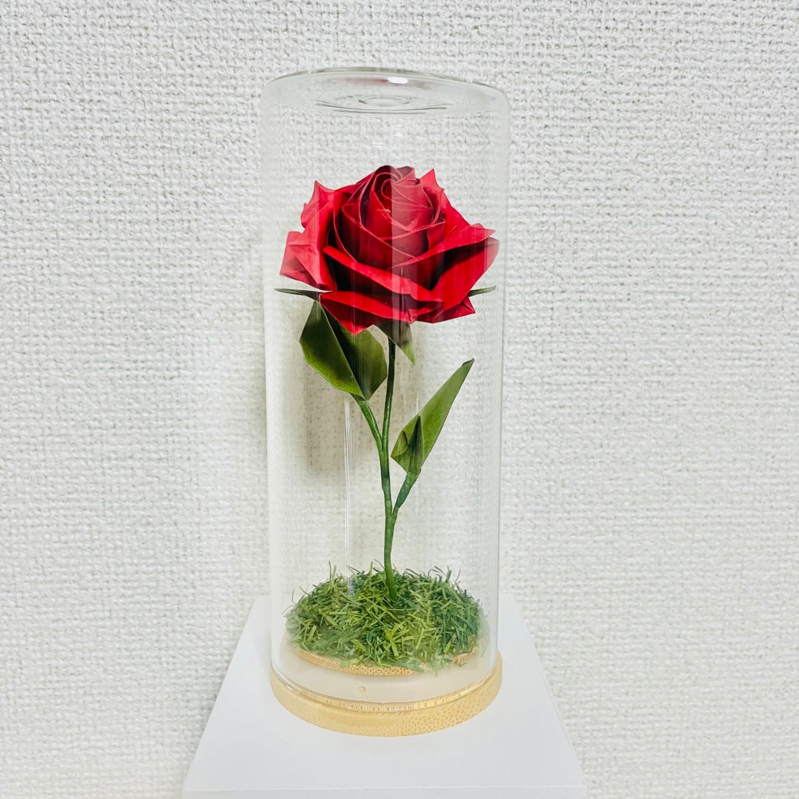 メルカリshops 折り紙バラ 赤濃 一輪の薔薇 ガラスケース入り フラワーアレンジメント