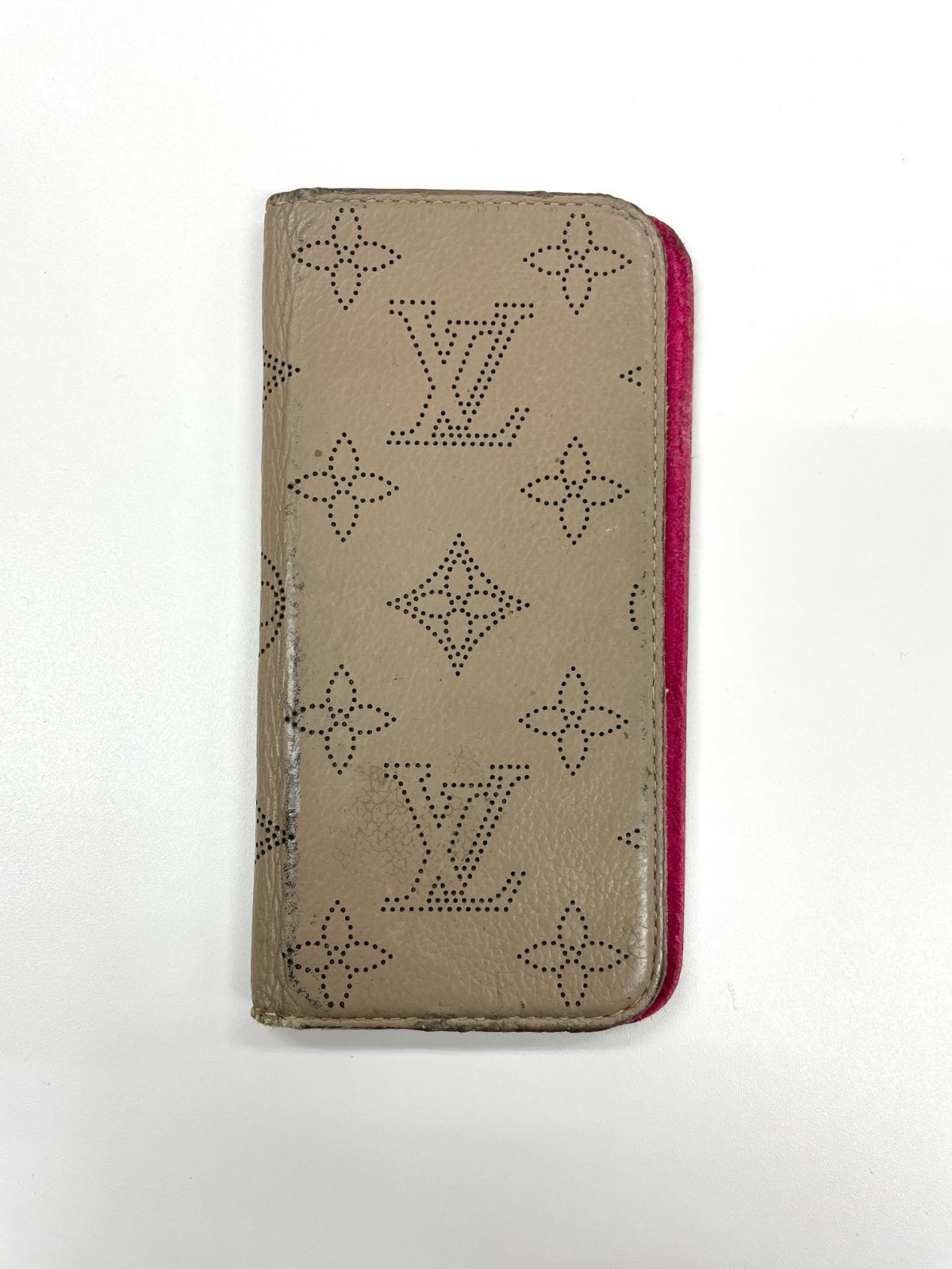 LOUIS VUITTON iPhone手帳型ケース マヒナ。人気シリーズ。 LOUIS VUITTON ルイ・ヴィトン マヒナ iPhone 7/8/SE2用手帳型ケース