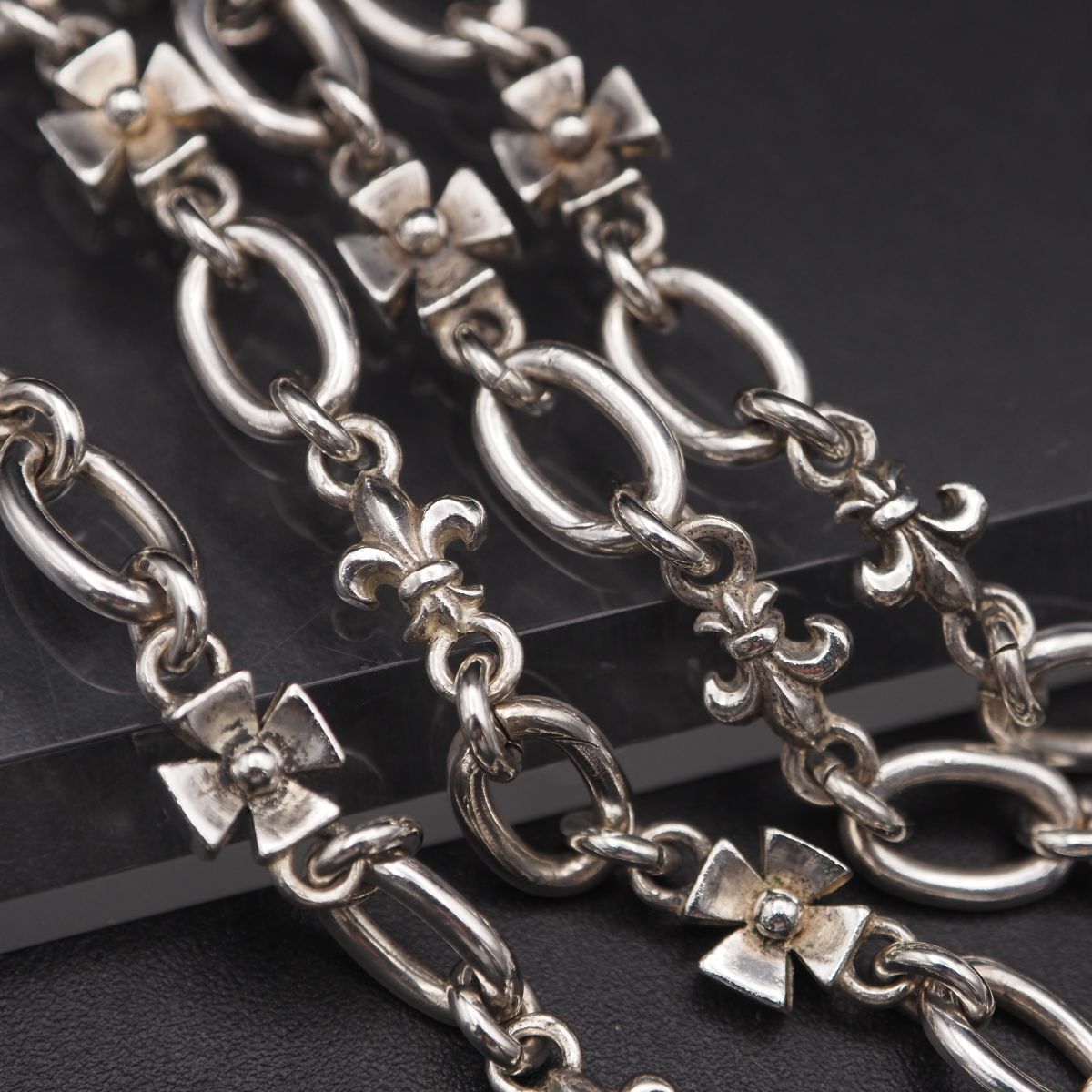Patrick Cox/Silver Lily Emblemネックレス