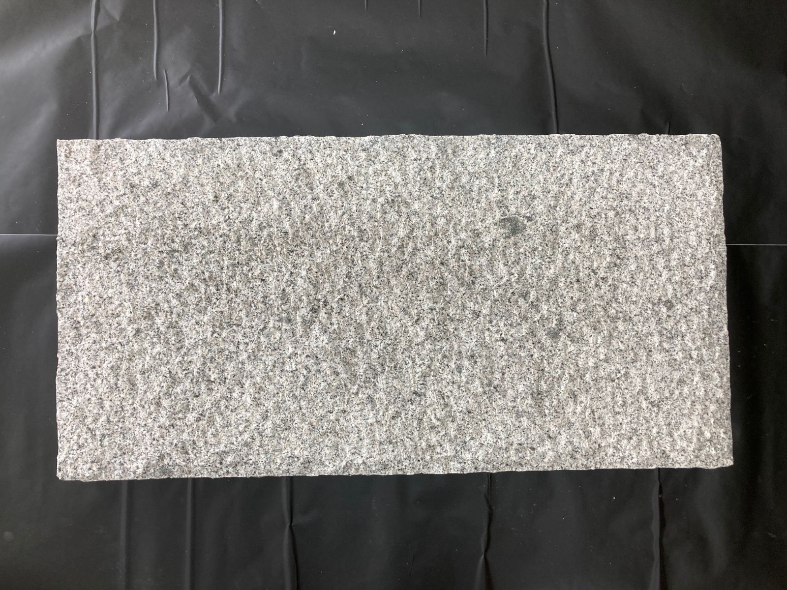 ベトナム産(白) 5面ノミギリ敷石 400×800×60/㎜ 1箱(18枚入り)【引取り