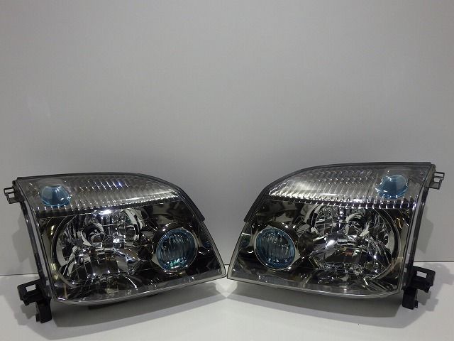最新作，定番 エクストレイル 前期 ヘッドライト左右 T30/NT30 HID