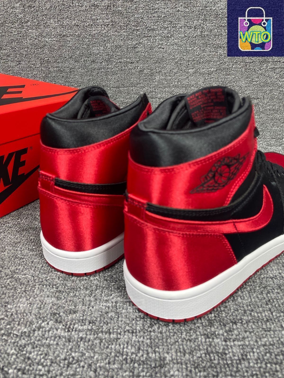 Nike WMNS Air Jordan 1 Retro High OG Satin Bred ナイキ