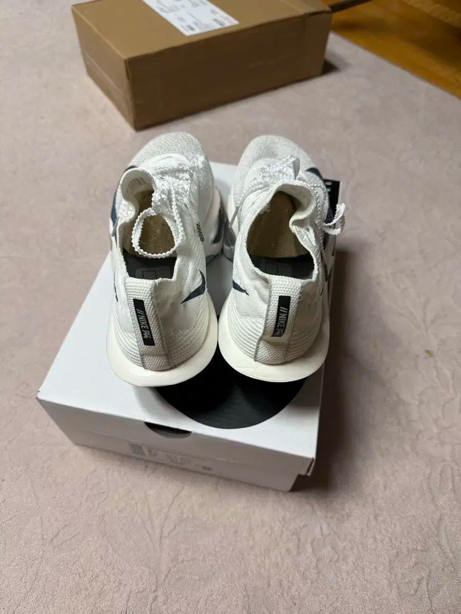 NIKE ナイキ アラフライ 3 白 ピュア プラチナ HRDEVELOPMENT_JP