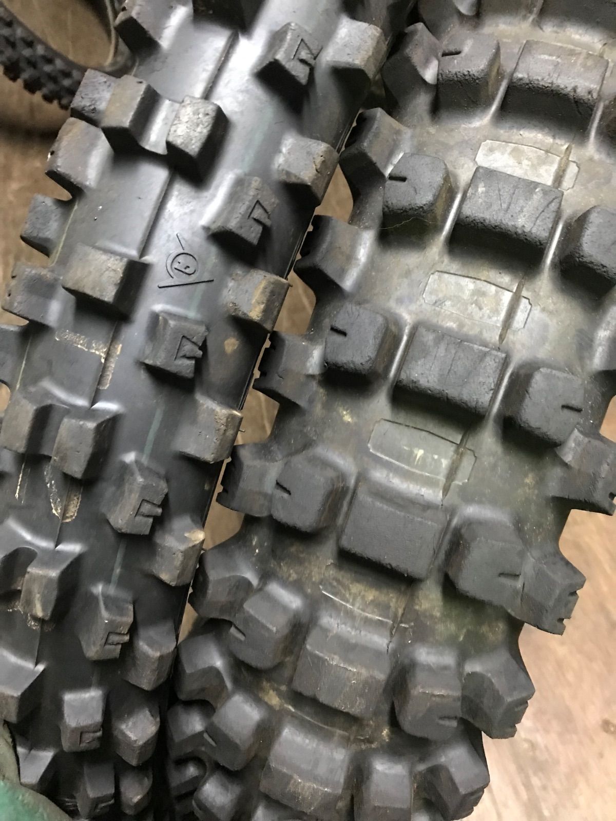 欲しいモノを一括サーチ。 ダンロップ AT82 80 100-21 AT81EX 110 100-18 前後セット MO42