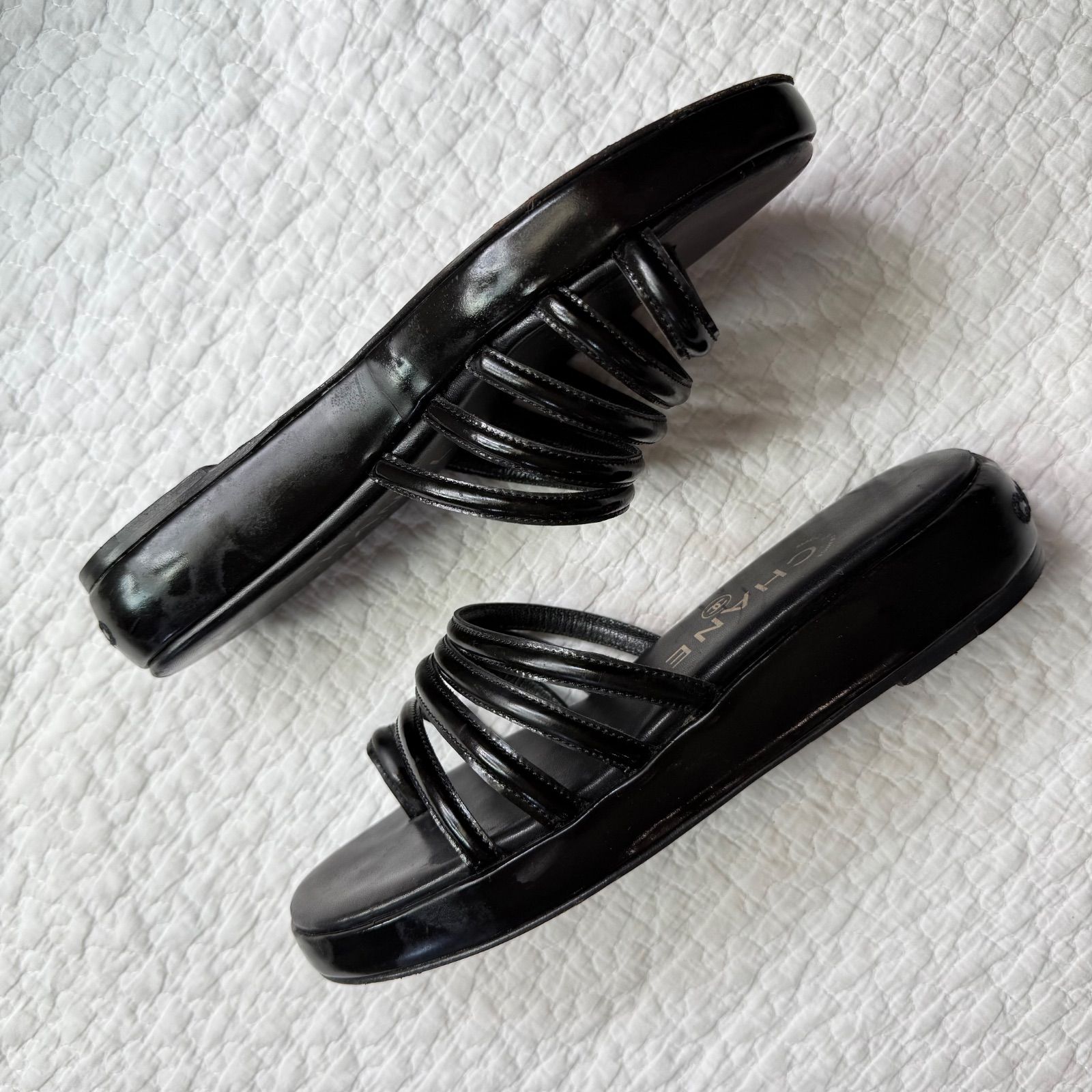 CHANEL 黒エナメルサンダル CHANEL シャネル バックロゴサンダル エナメル レザー 37 24cm