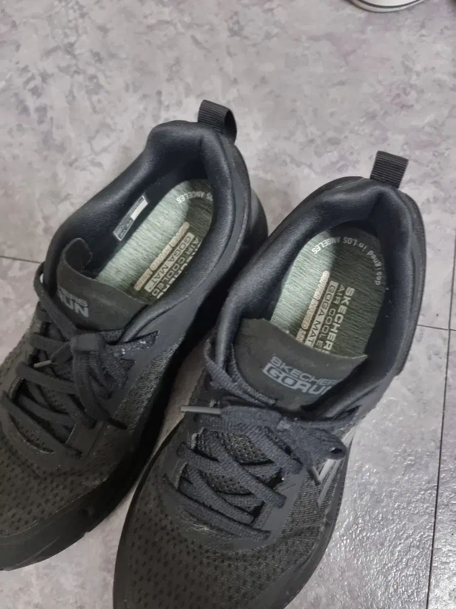 SKECHERS スケッチャーズ ゴロン マックスクッション 260 ランニングシューズ