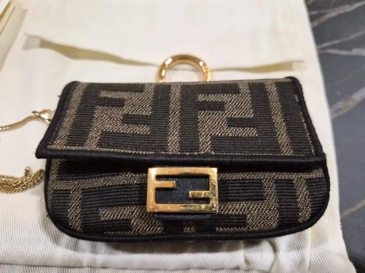 FENDI フェンディ ナノ バゲットバッグ