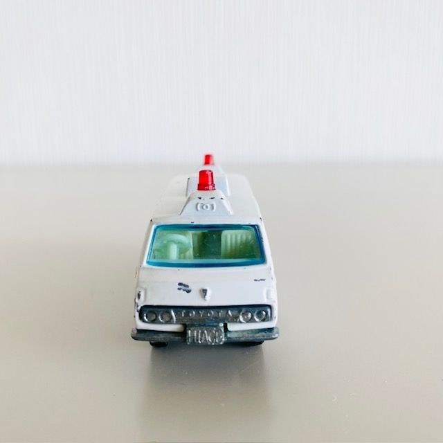 トミカ トヨタハイエースコミューター no.57 黒箱 救急車 - メルカリ