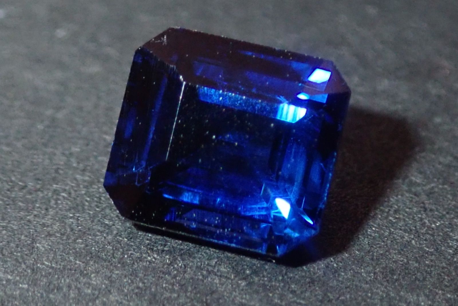 天然ブルーサファイア ルース 0.975ct 約5mm×5mm ソーティング付き！