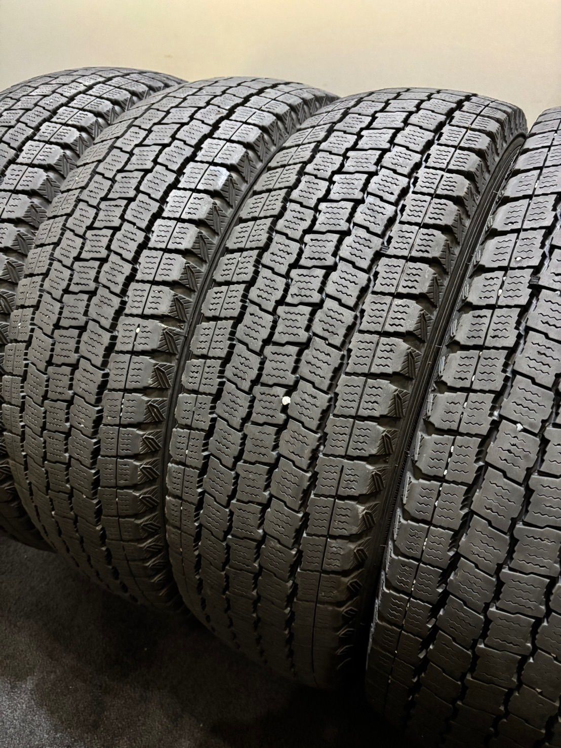 195/80R15 107/105L LT GOODYEAR/ICE NAVI CARGO 21年製 スタッドレス 4本 ハイエース キャラバン (南6-H668)