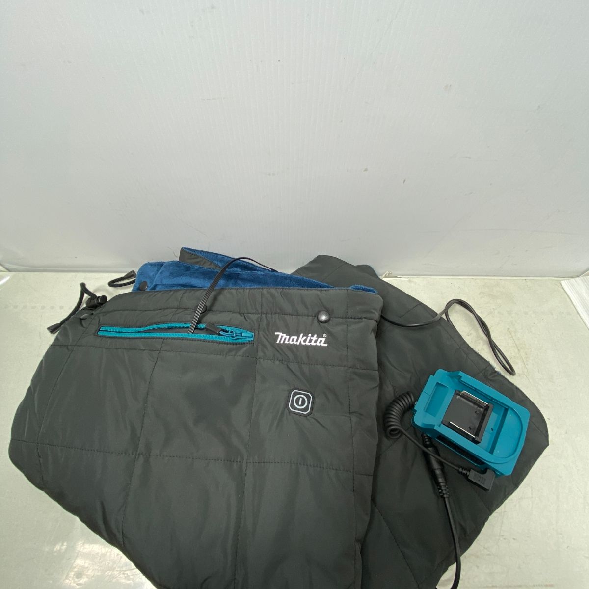 ΦΦMAKITA マキタ 充電式暖房ひざ掛け CB200D ブラック