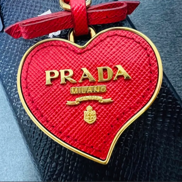 イタリア発❣️PRADA❣️完売目前❣️真っ赤なハートが可愛い❣️キー