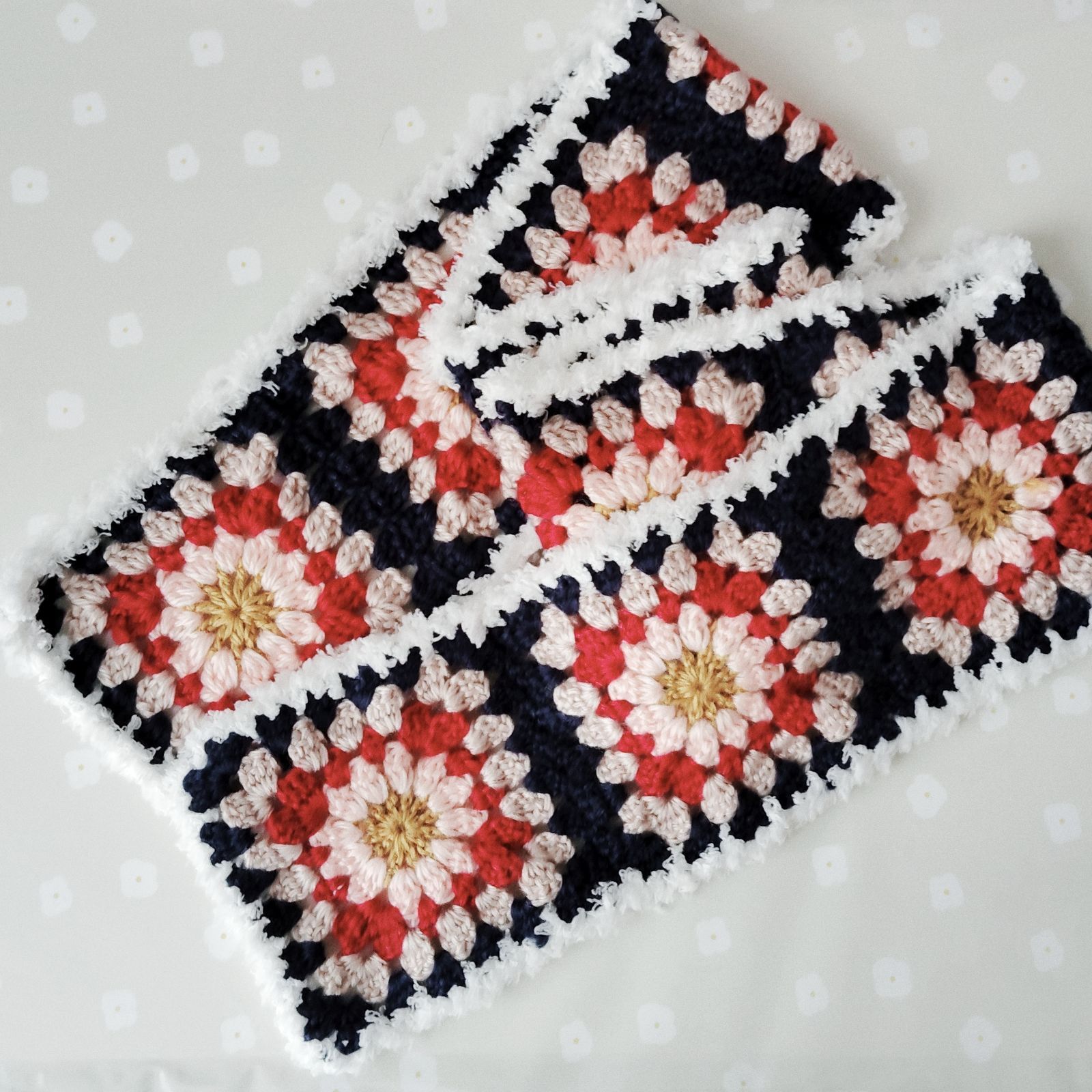 グラニースクエア クロシェ　モチーフ編み レディースマフラー ハンドメイド 未使用　ハンドメイド　ミニストール　フラワーモチーフ編み　マフラー　クロッシェ　グラニースクエア