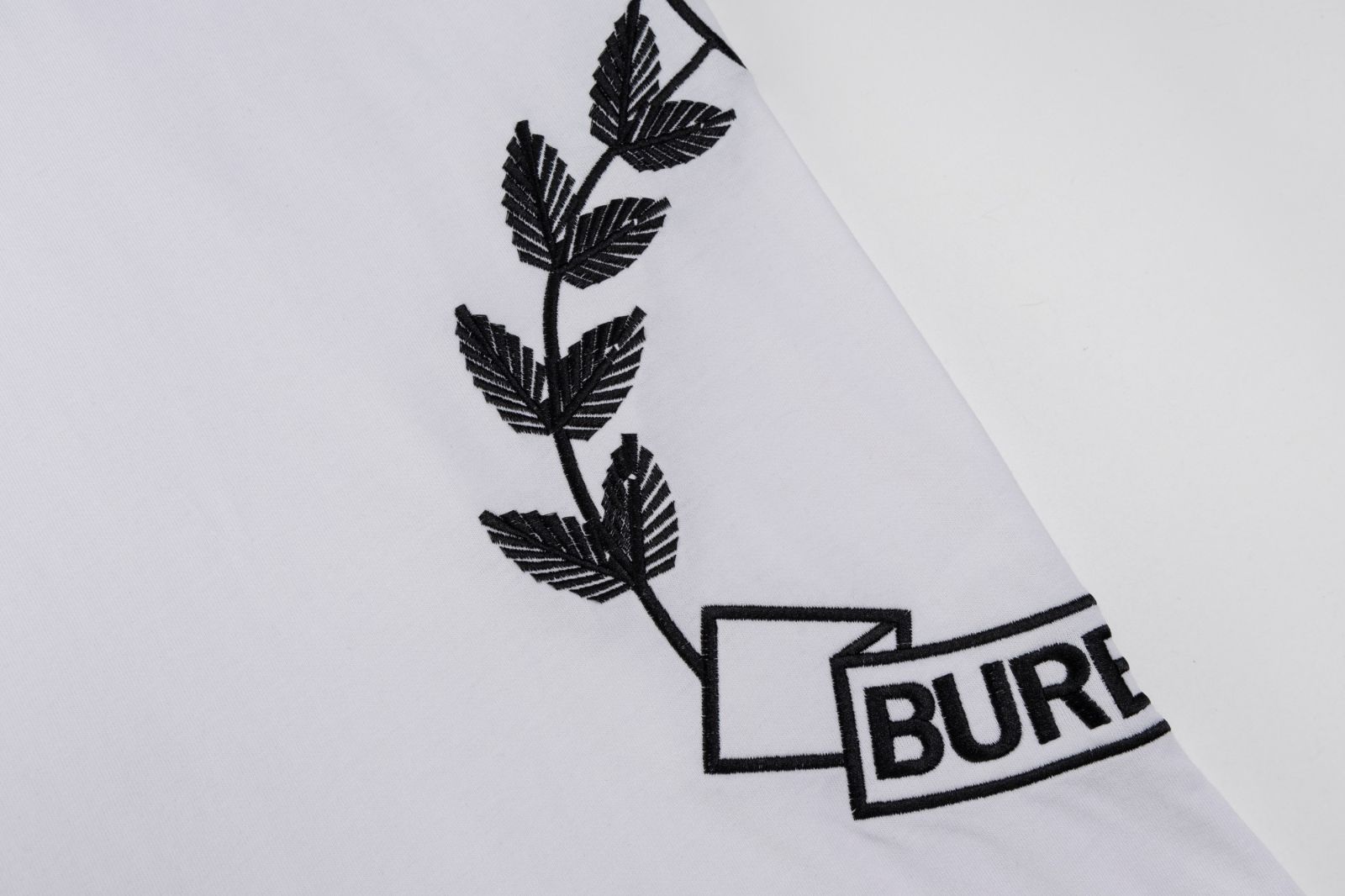 今日特価】BURBERRY 25SS 刺繍ロゴ T シャツ - メルカリ