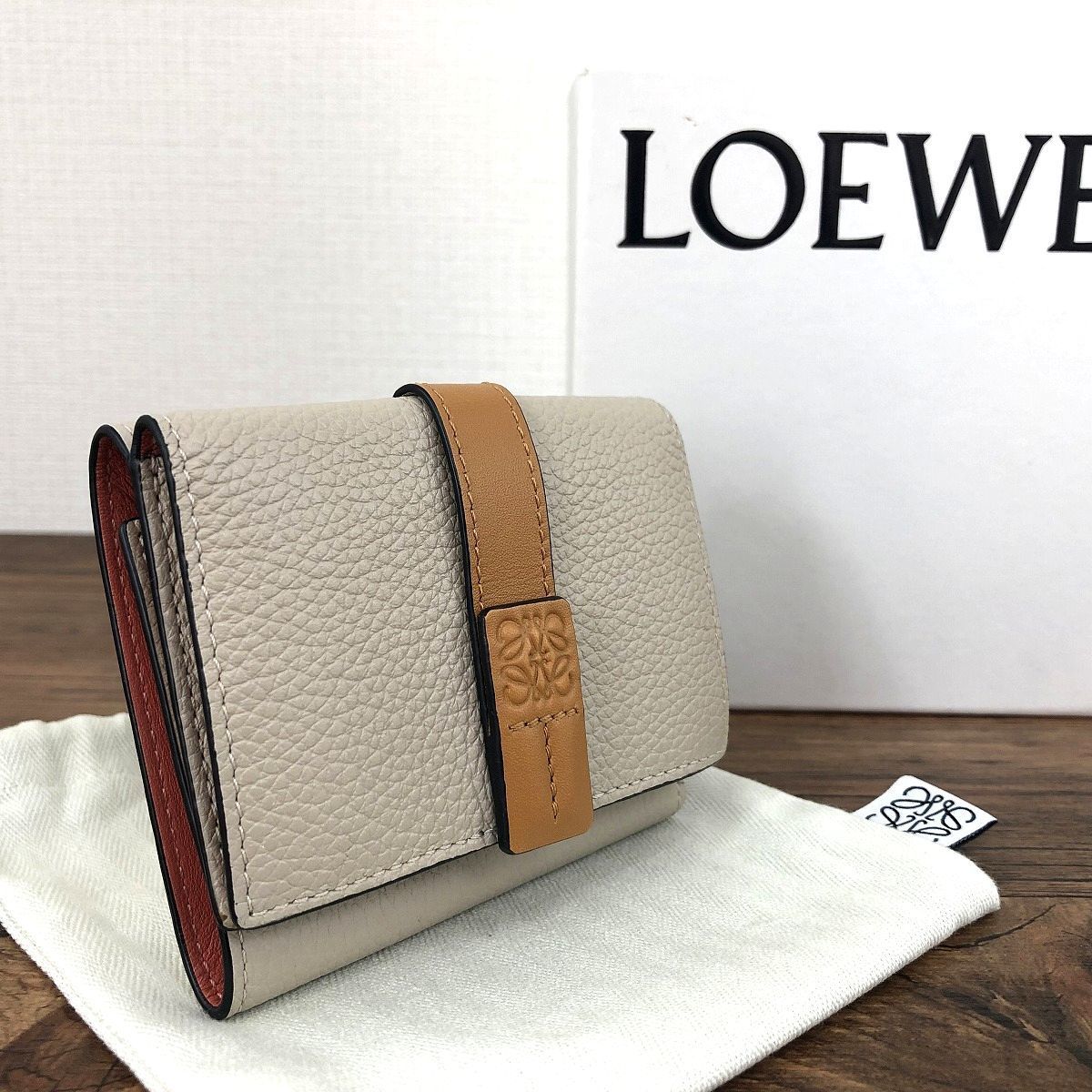 363 送料込み！ 極美品 LOEWE コンパクトウォレット ベージュ系 箱付き 