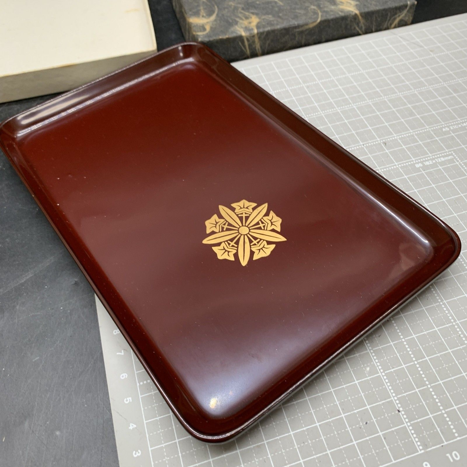 伝統工芸士 沈金 友田裕次作 輪島塗 飾り皿 本うるし 飾り台座付き 木箱付き 伝統工芸士 沈金 友田裕次作 輪島塗 飾り皿 本うるし 飾り台座付き 木