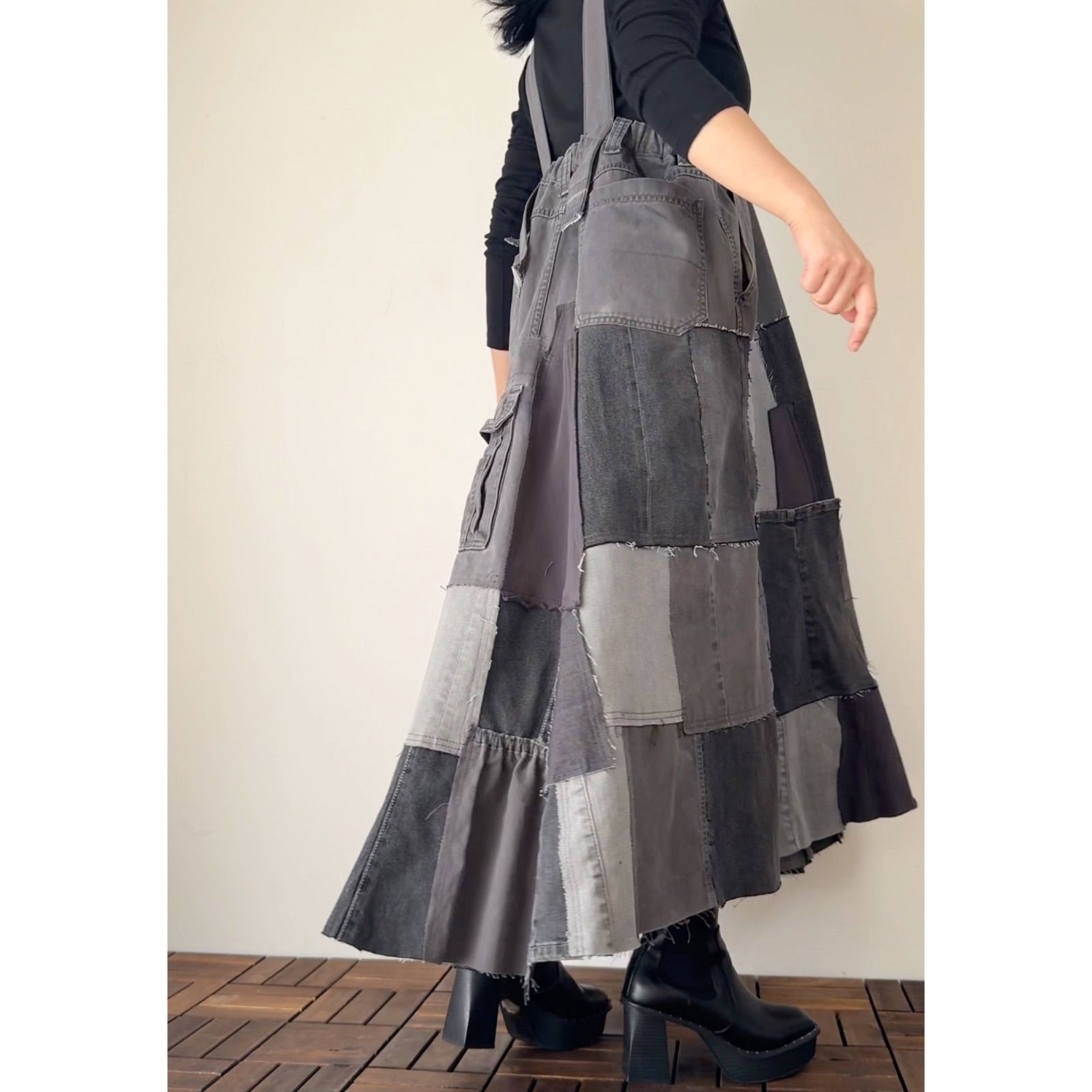 グレーの深みを重ねたアップサイクルジャンパースカート