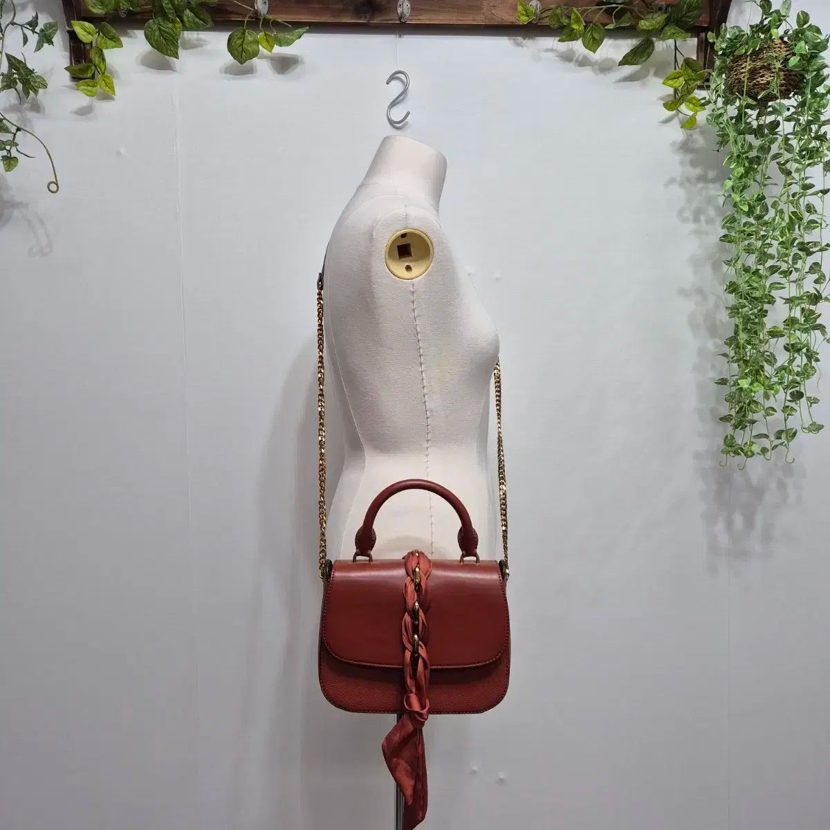 CHARLES & KEITH(チャールズアンドキース) 編組 突っ込んだ