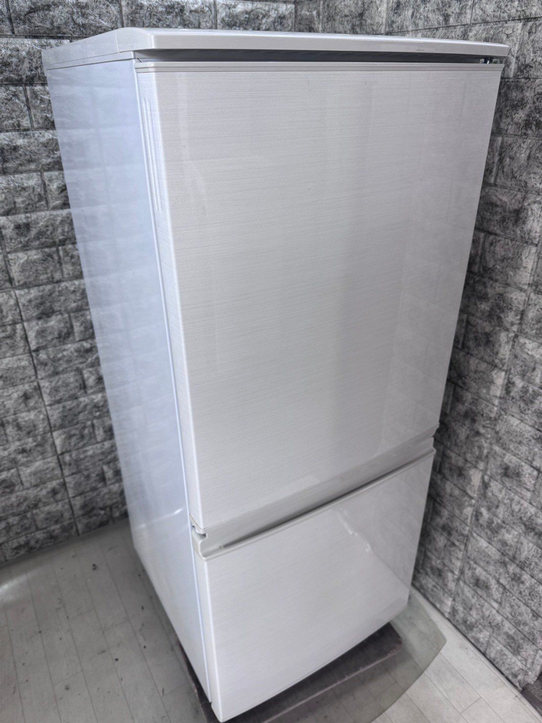 大阪送料無料★3か月保障付き★冷蔵庫★2017年★SJ-D14C-W★R-366 大阪送料無料☆3か月保障付き☆冷蔵庫☆シャープ☆2ドア