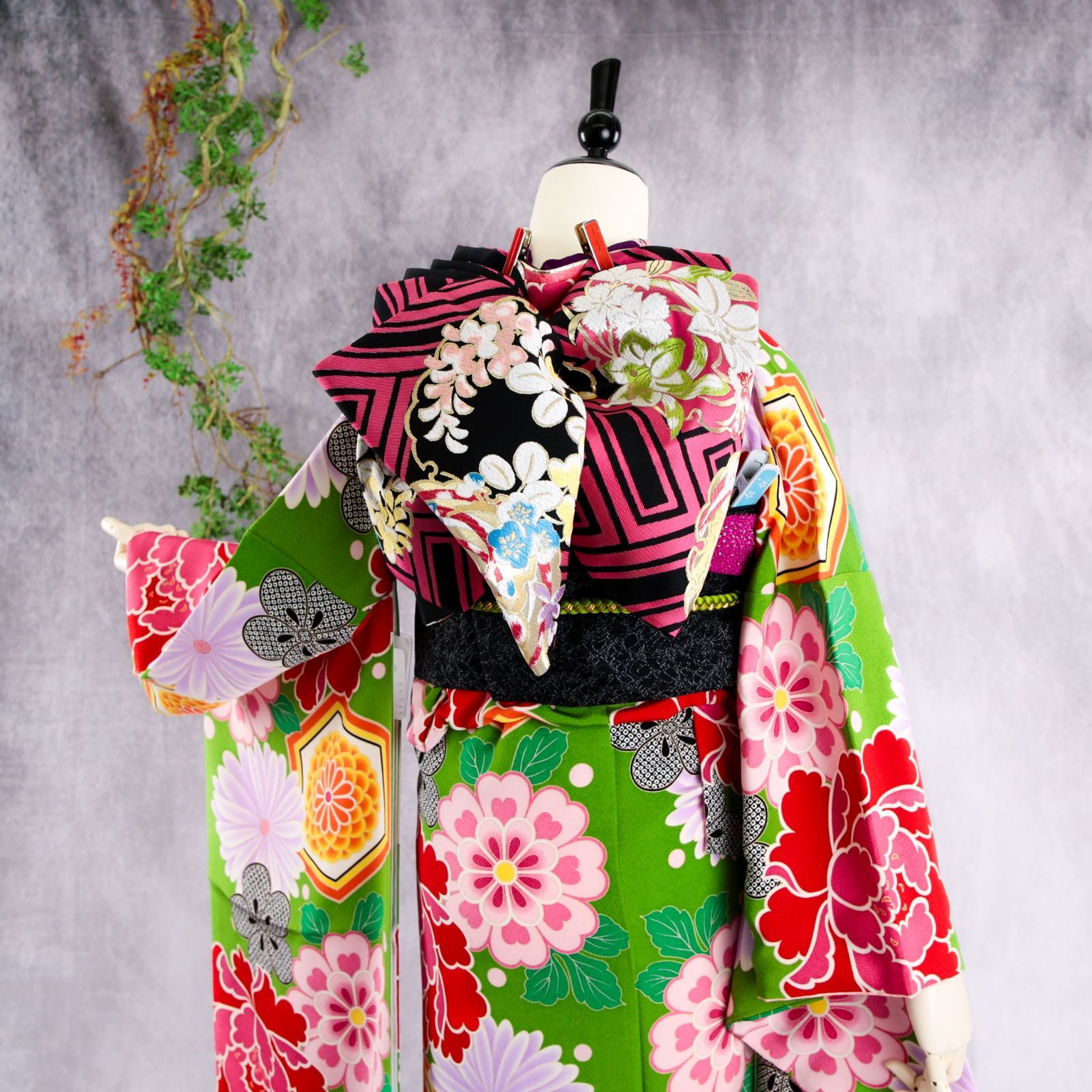 振袖　刺繍　金彩　薔薇　枝垂れ桜　麻の葉　成人式　着物　083a p 振袖 刺繍 金彩 薔薇 枝垂れ桜 麻の葉 成人式 着物 083a p