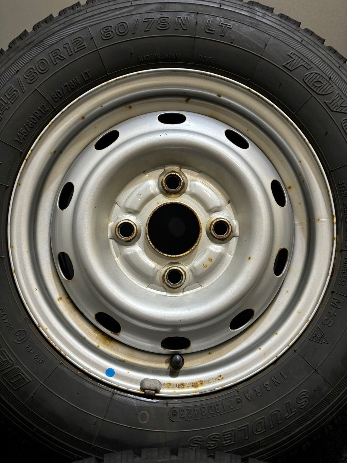 ★145/80R12 80/78N LT TOYO/DELVEX 935 23年製 ダイハツ 純正 スチール 12インチ 4J +35 100 4H スタッドレス 4本 (南1-G576)