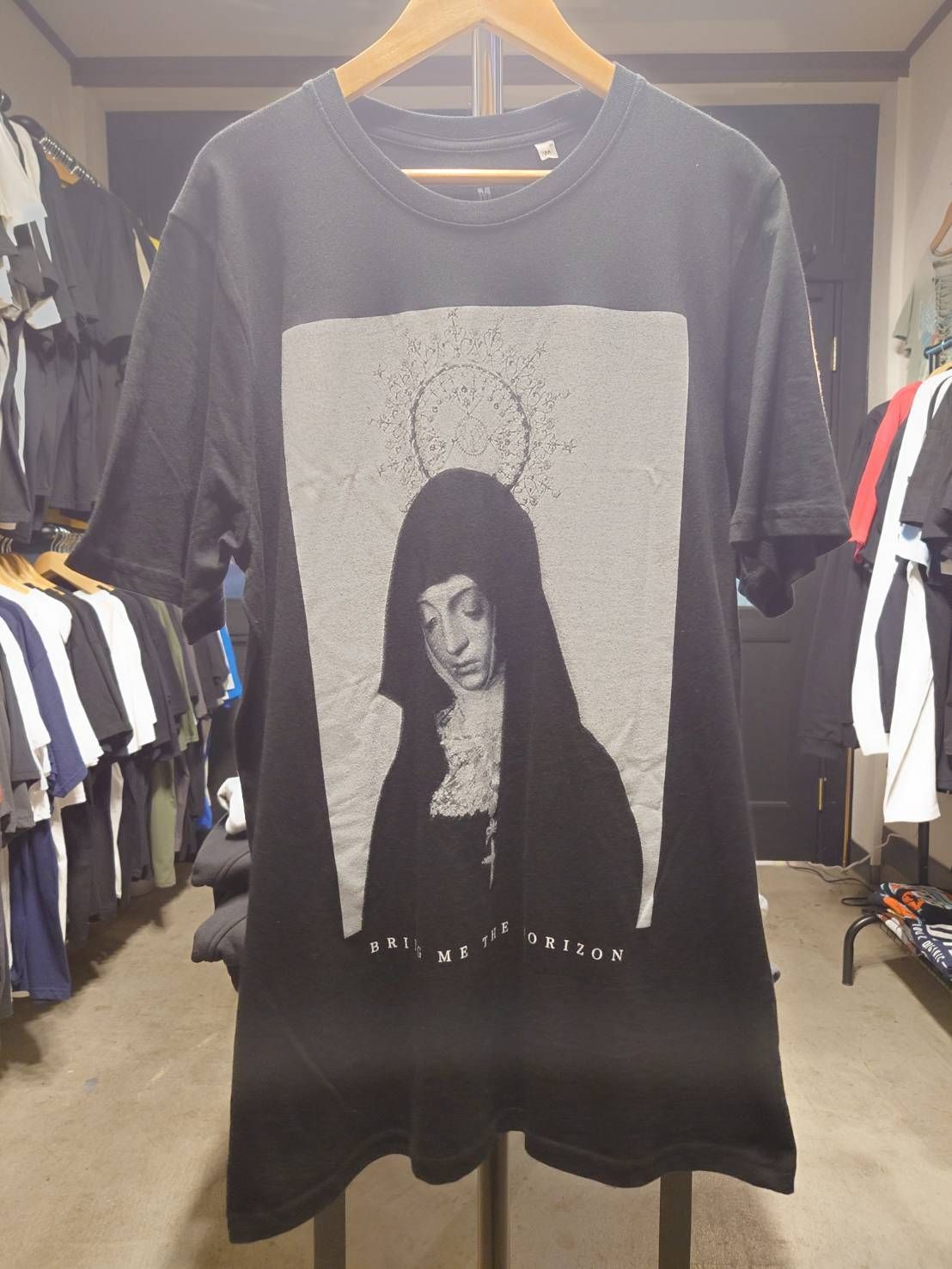 ブリング 三― ザ ホライズン_BRING ME THE HORIZON  新品オフィシャルＴシャツ　  NUN