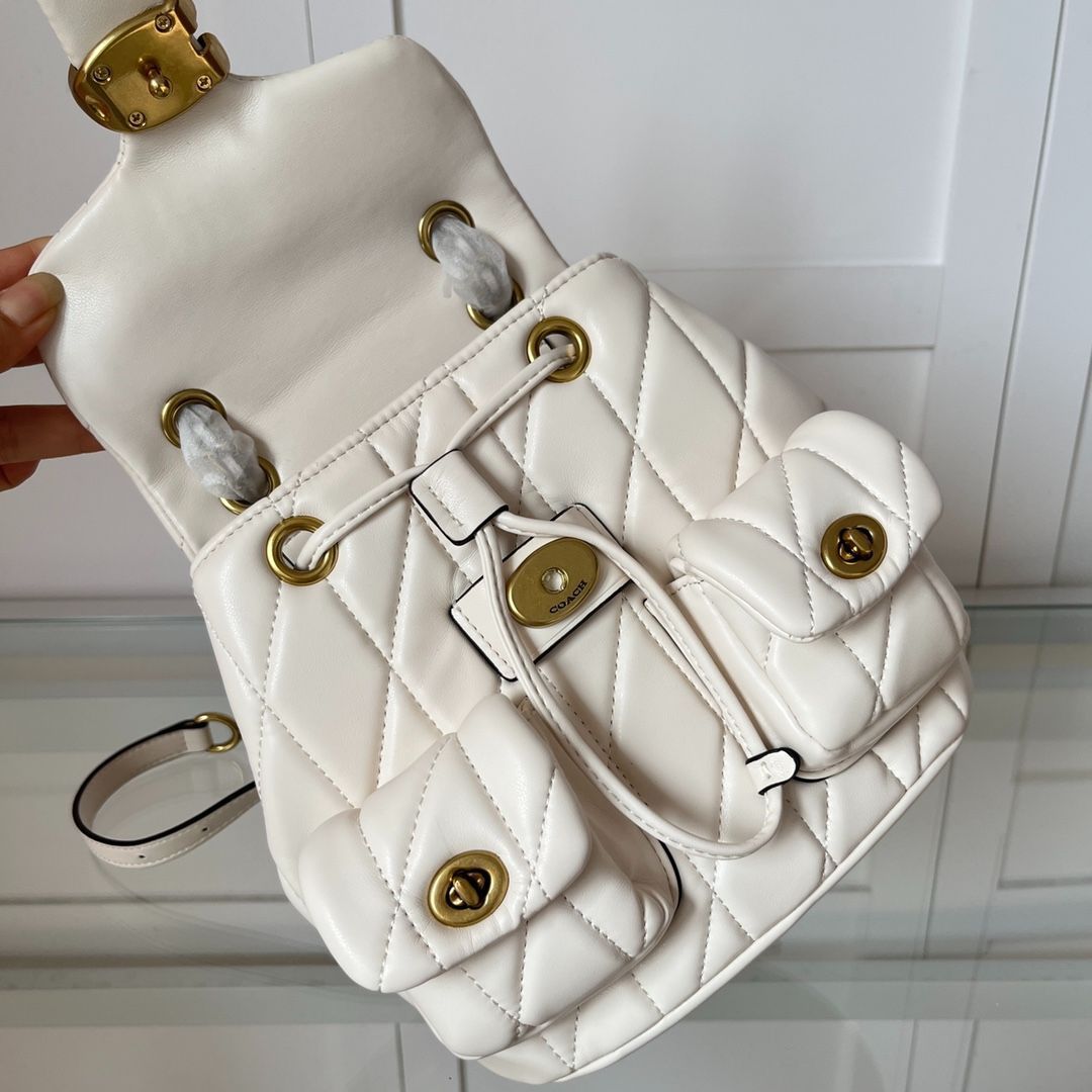 新品、未使用】COACH コーチ TABBY バックパック 21 ホワイト
