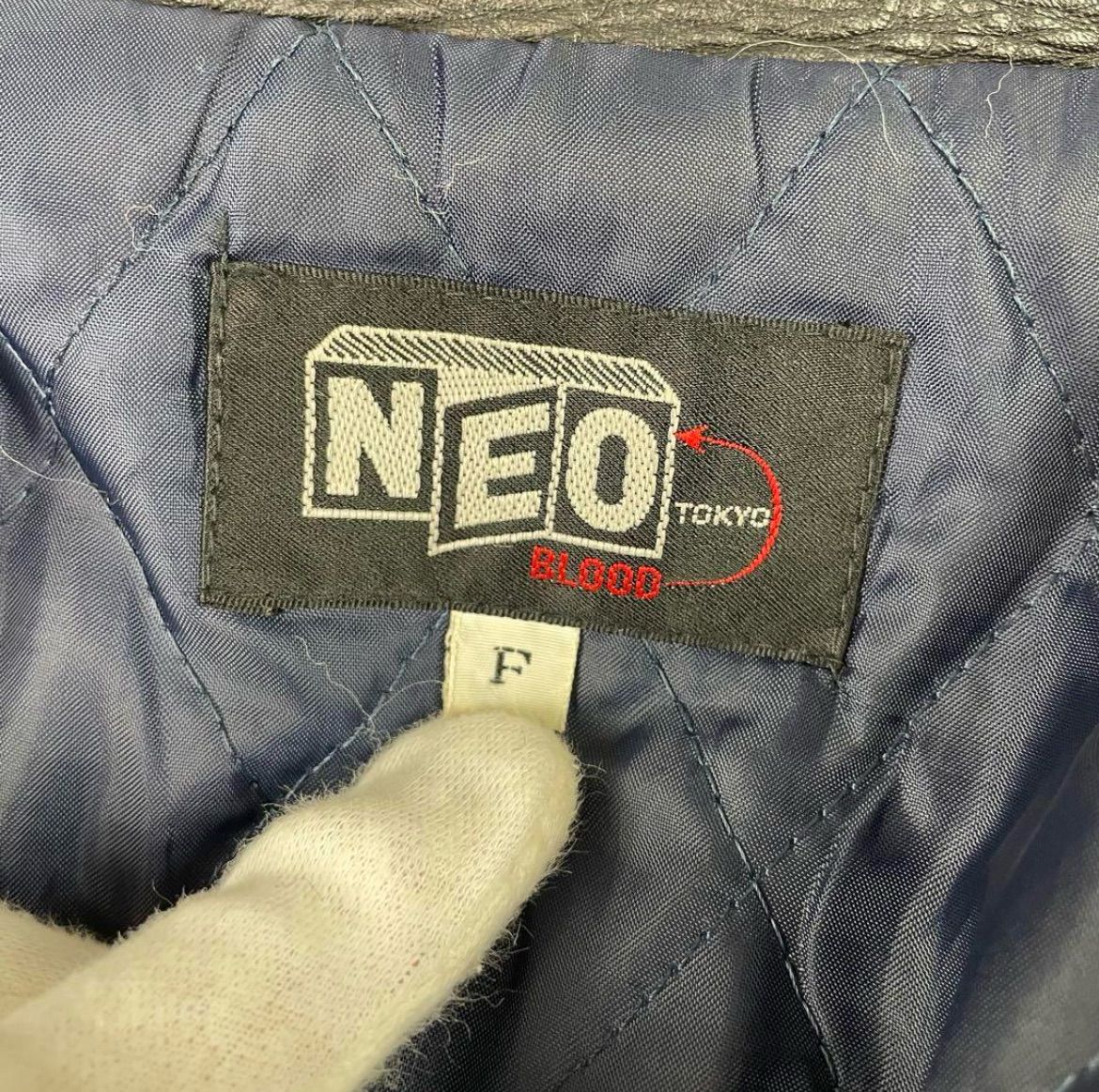 ✨希少✨NEO-BLOOD刺繍 ワッペン 美品 立体ロゴ  革 スタジャン 希少 NEO-BLOOD 刺繍 ワッペン 美品 立体ロゴ 革 スタジャンL