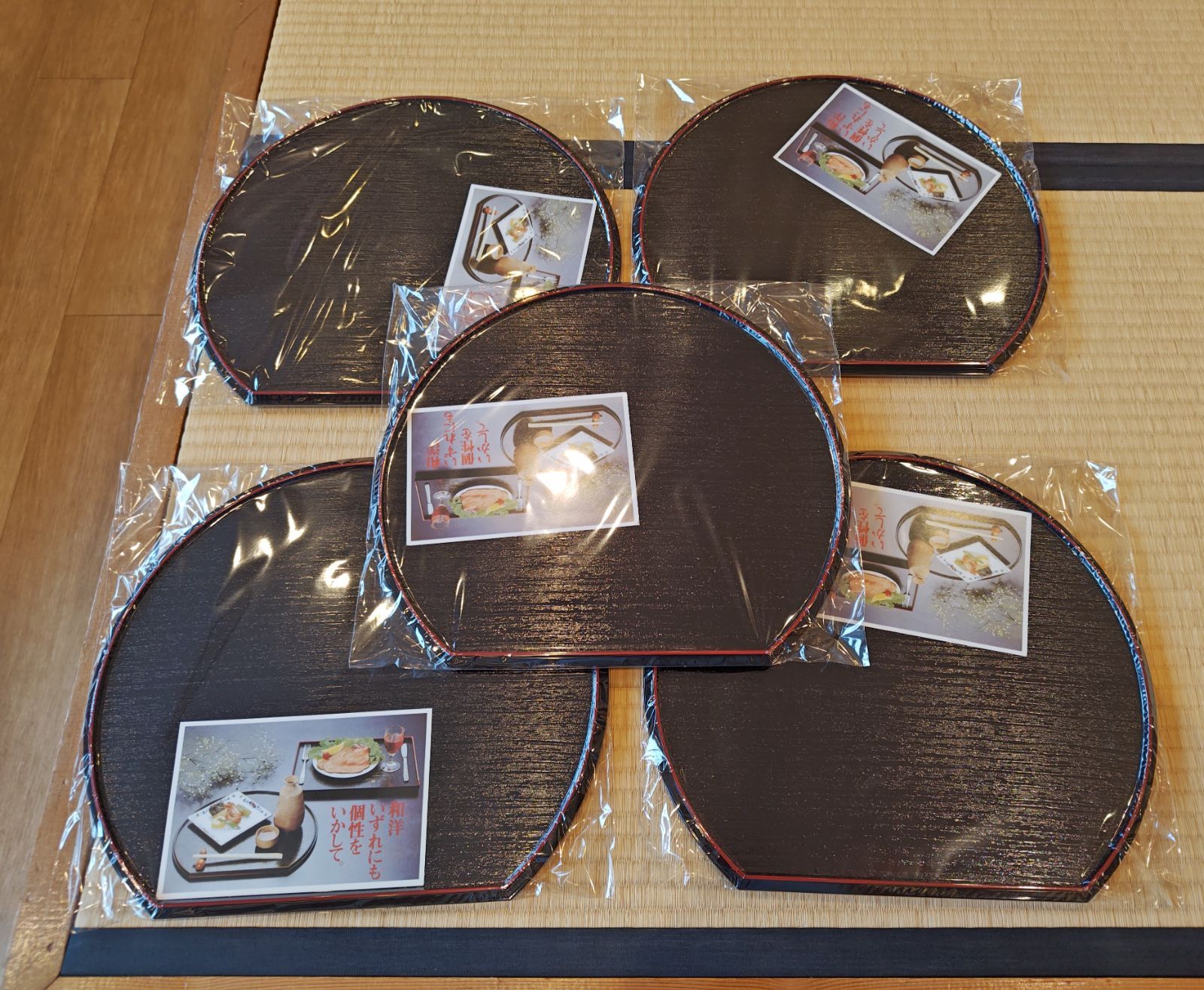 送料込【逢絢亭・新品】茶道具 半月両面膳 ５客セット 樹脂製 合成漆塗 紙箱入り 逢絢亭・新品】茶道具 半月両面膳 5客セット 樹脂製 合成漆塗