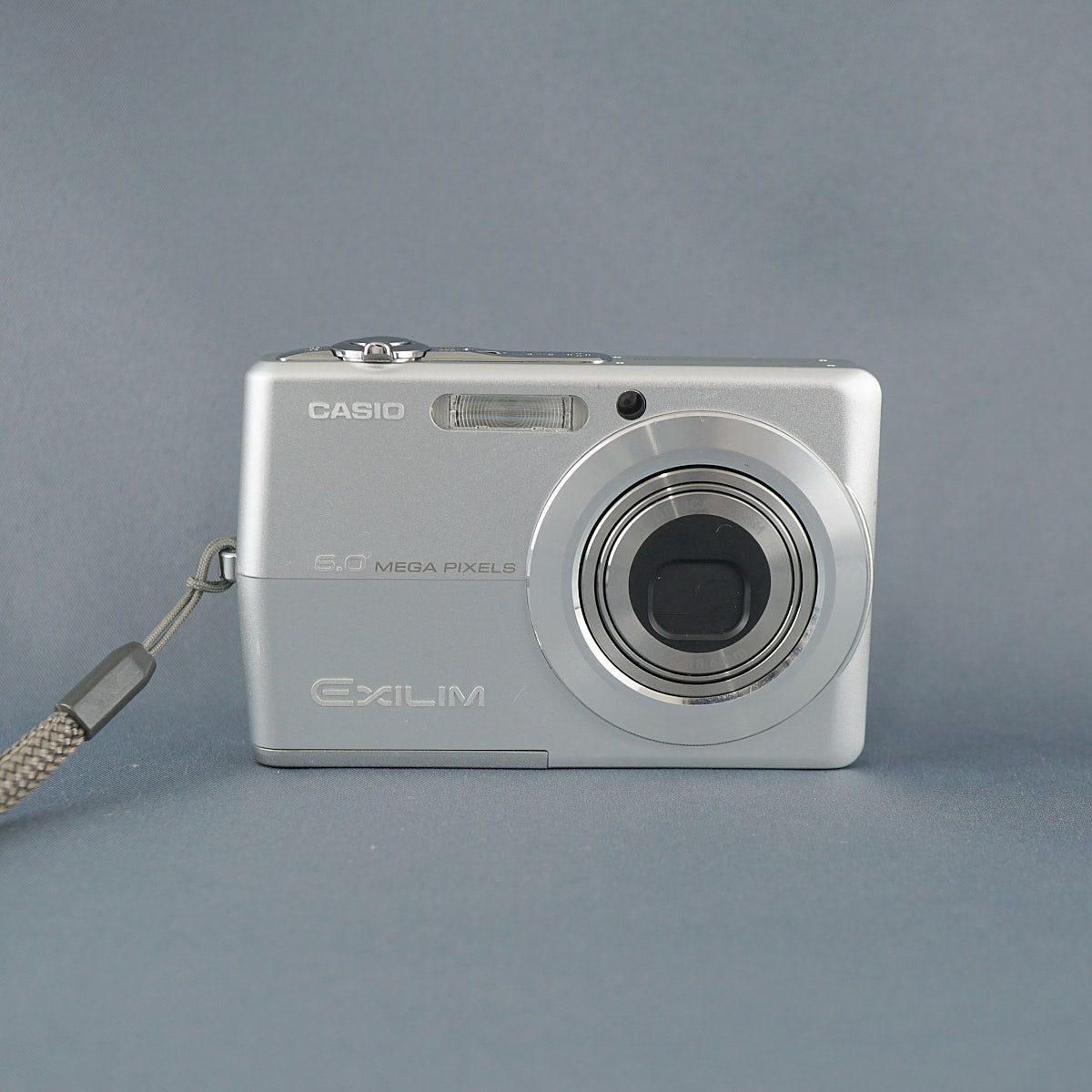CASIO - CASIO EXILIM EX-Z600 デジタルカメラ USED美品 本体+バッテリー+専用充電器 600万画素 光学3倍ズーム シルバー コンデジ 完動品 CE4268 CASIO EXILIM EX-Z600 デジタルカメラ USED美品 本体+バッテリー
