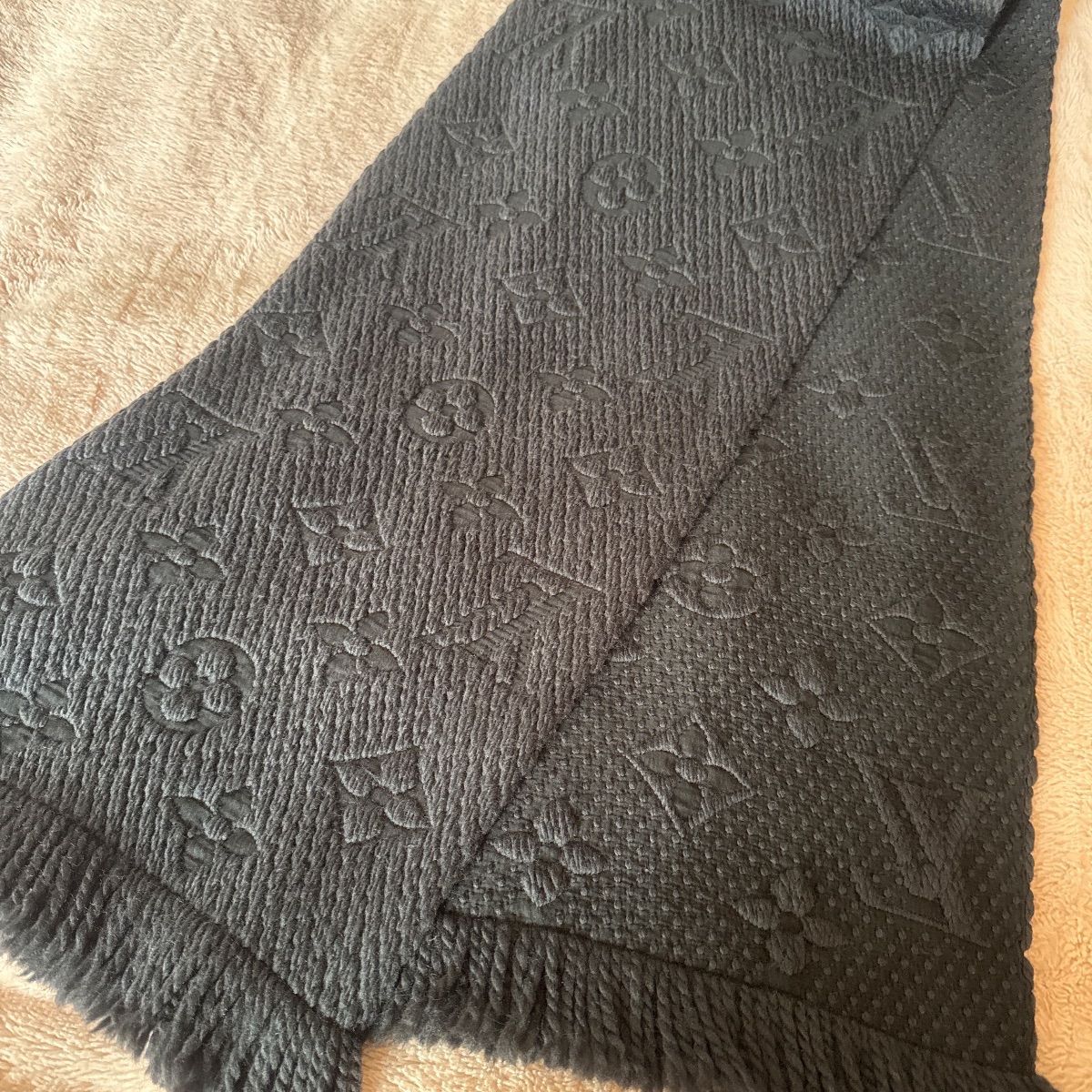 ルイヴィトン エシャルプ ロゴマニア マフラー ノワール ブラック M72431 ルイヴィトン エシャルプ ロゴマニア マフラー ノワール ブラック