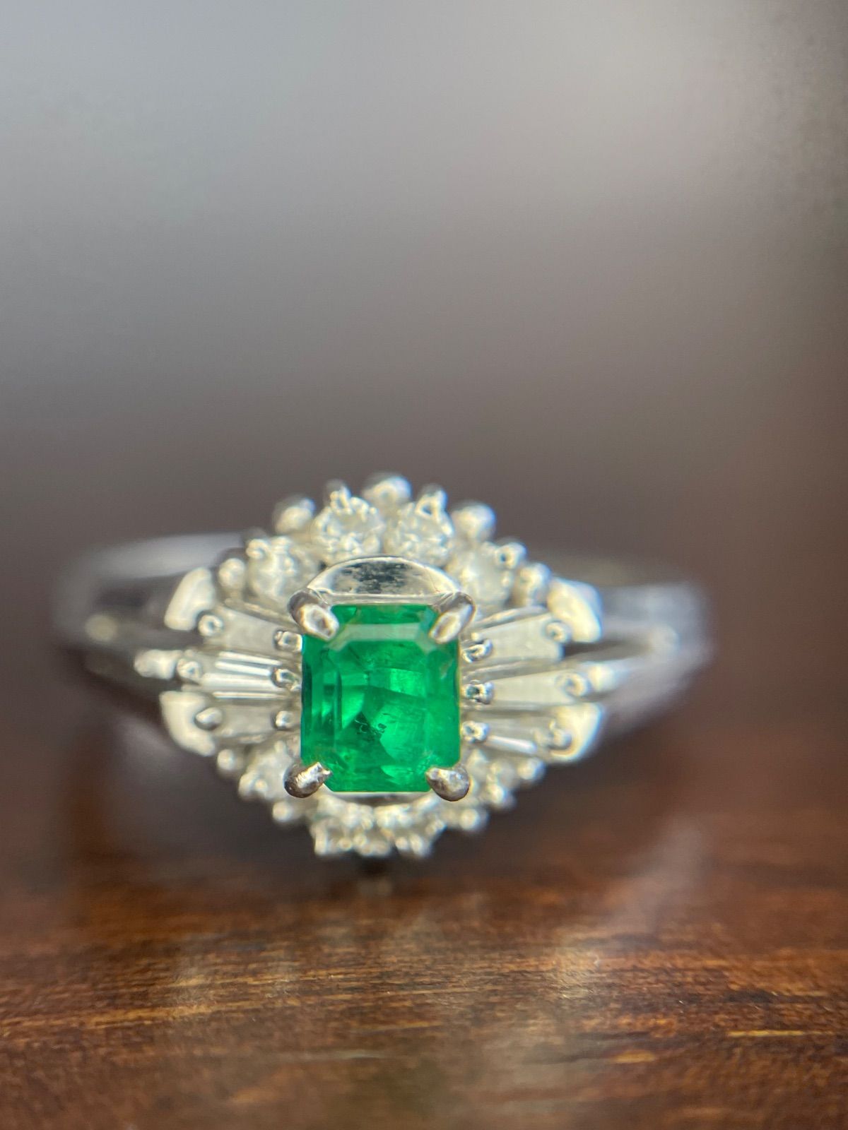 【鑑別】Pt900 天然エメラルド 取り巻きダイヤ プラチナ 7号 3.5g 鑑別】Pt900 天然エメラルド 取り巻きダイヤ プラチナ 7号 3.5g B5101