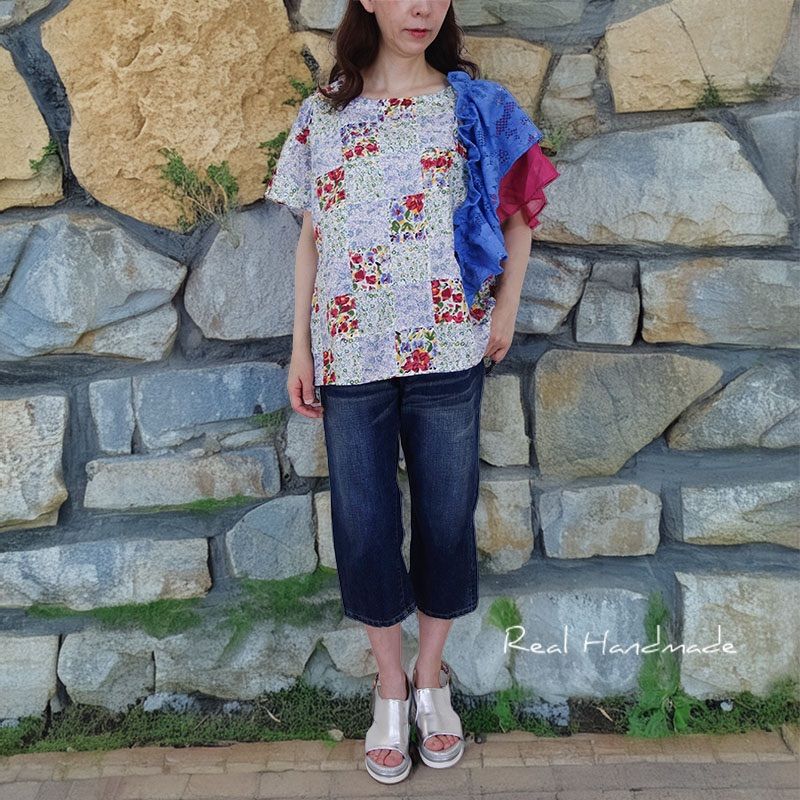 ロイヤルブルーレースと花咲くパッチ アシメフリルプルオーバー