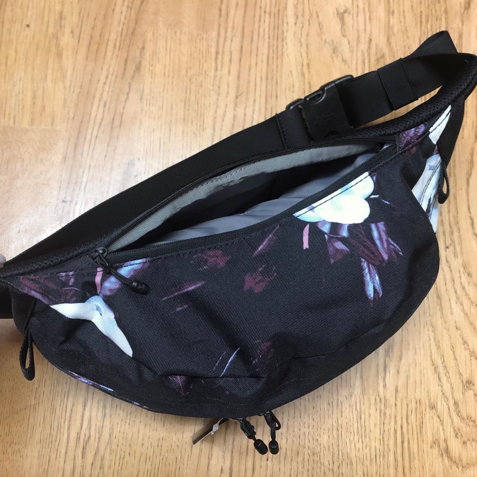 新品未使用！THE NORTH FACE 花柄ボディバッグ 4L国内店舗にて購入 未使用 THE NORTH FACE ノースフェイス ボディバッグ 4L 斜