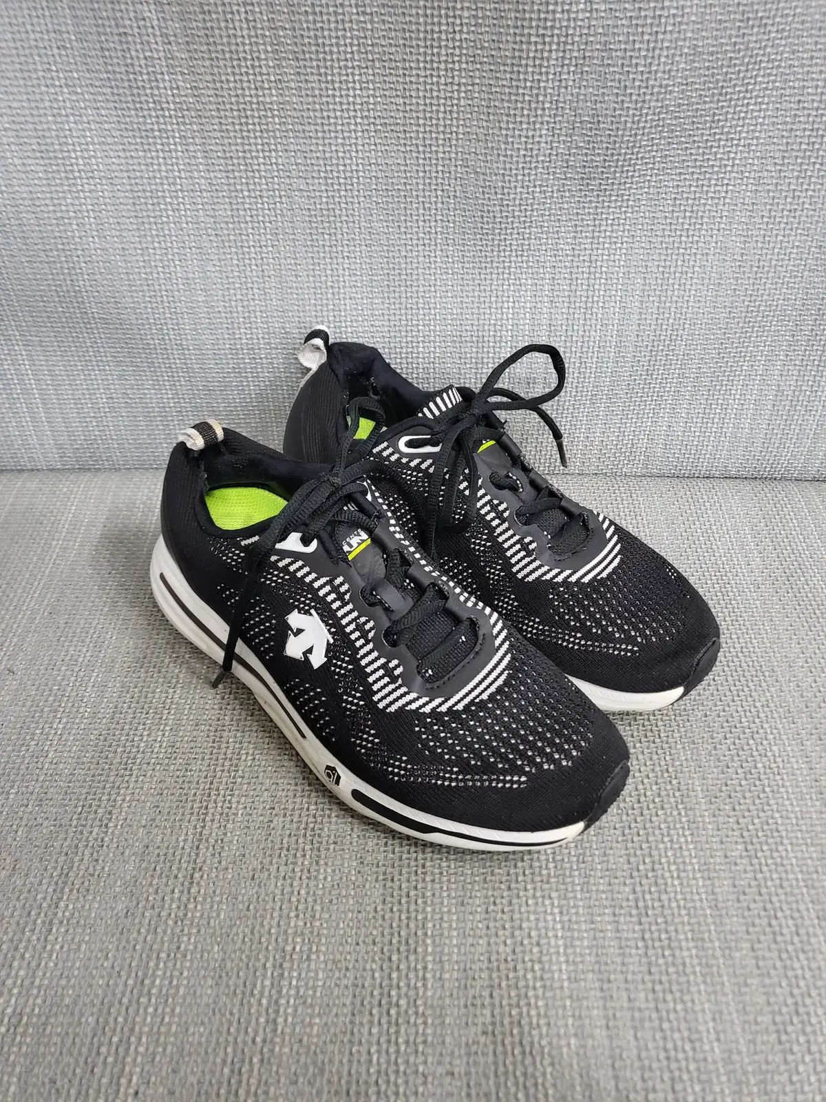 【雷市場（ポンジャン）商品韓国直送】 DESCENTE(デサント) ランニングシューズ 245