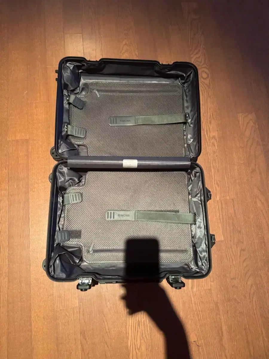 RIMOWA リモワ機内持ち込みサイズSALSA サルサ(2輪 ⁄ブラック 機内