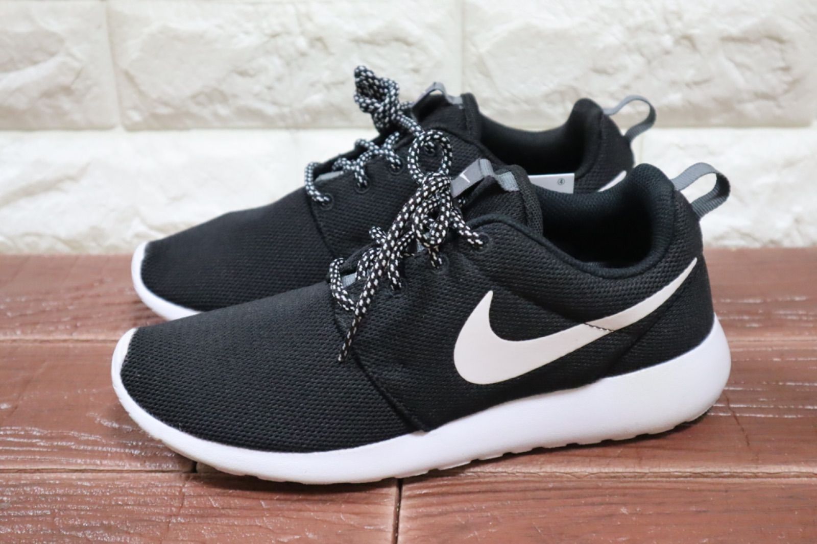新品送料無料★ナイキNIKE W ROSHE ONE ローシ ワンレディースシューズ黒白スニーカー25cm NIKE WMNS ROSHE ONE ウィメンズ ナイキ ローシ ワン レディース