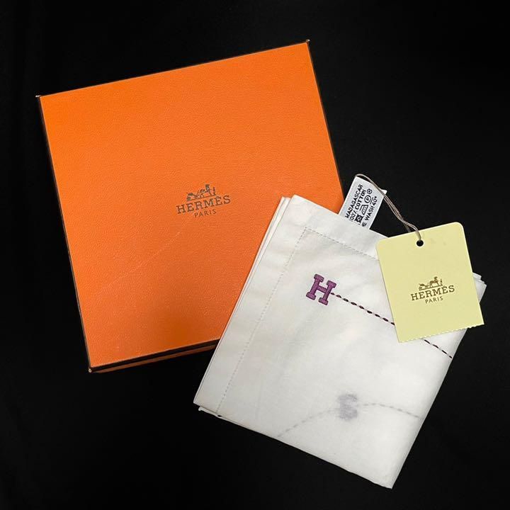未使用タグ付き　HERMES エルメス　ハンカチ　チーフ　箱付き　ロゴ刺繍 未使用タグ付き HERMES エルメス ハンカチ チーフ 箱付き ロゴ