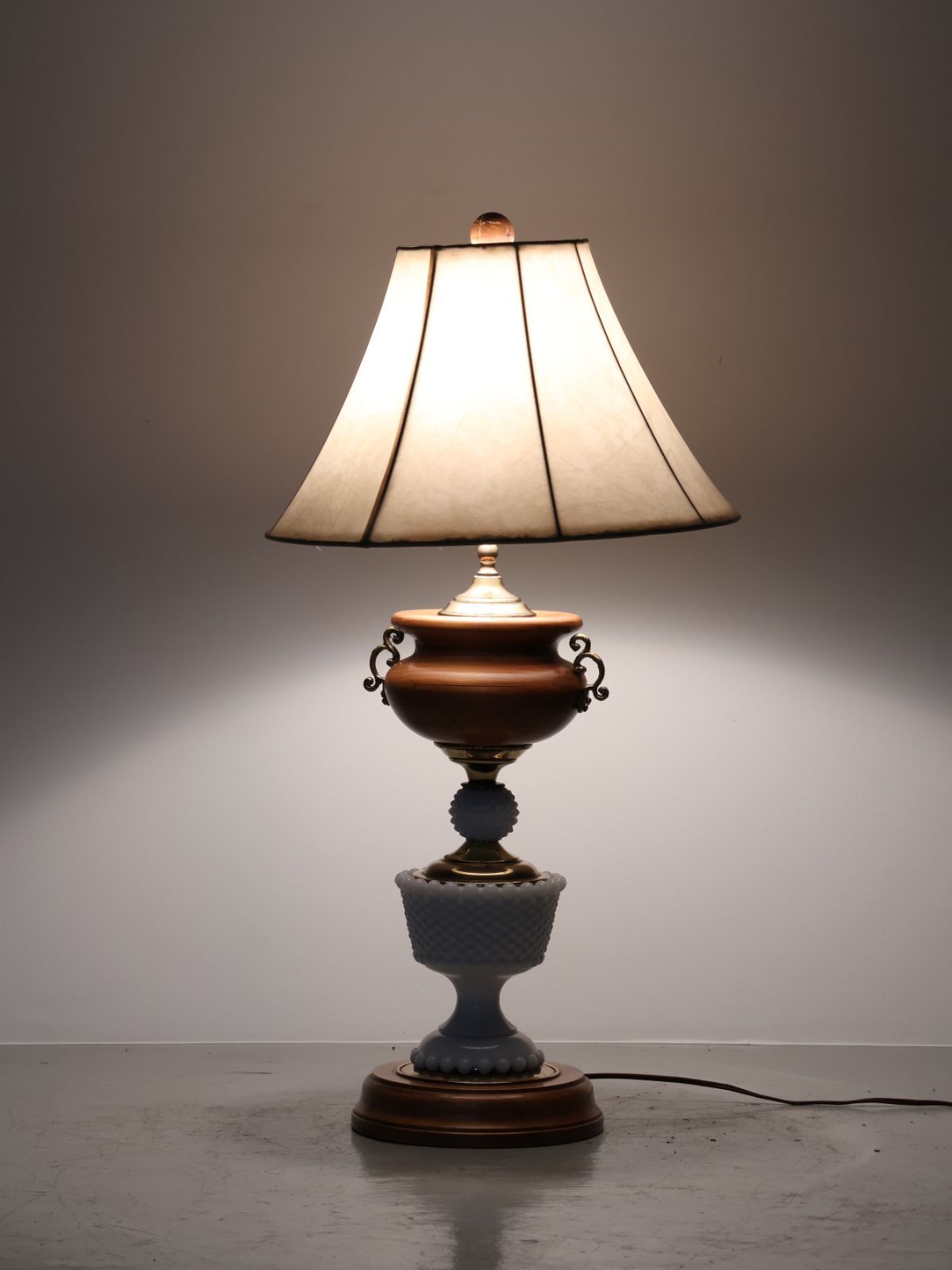 USAヴィンテージホブネイルミルクガラステーブルライト｜ヴィクトリア