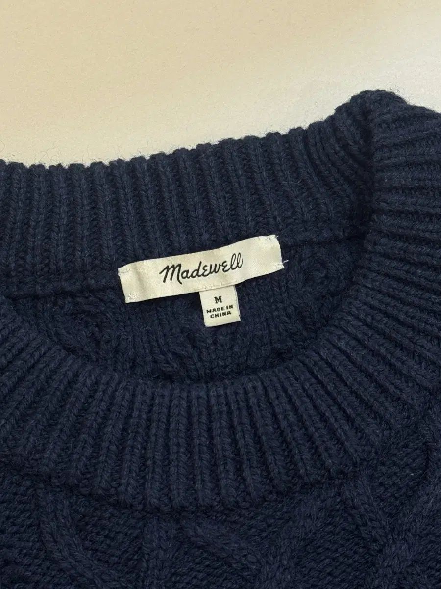 ケーブル編みニット