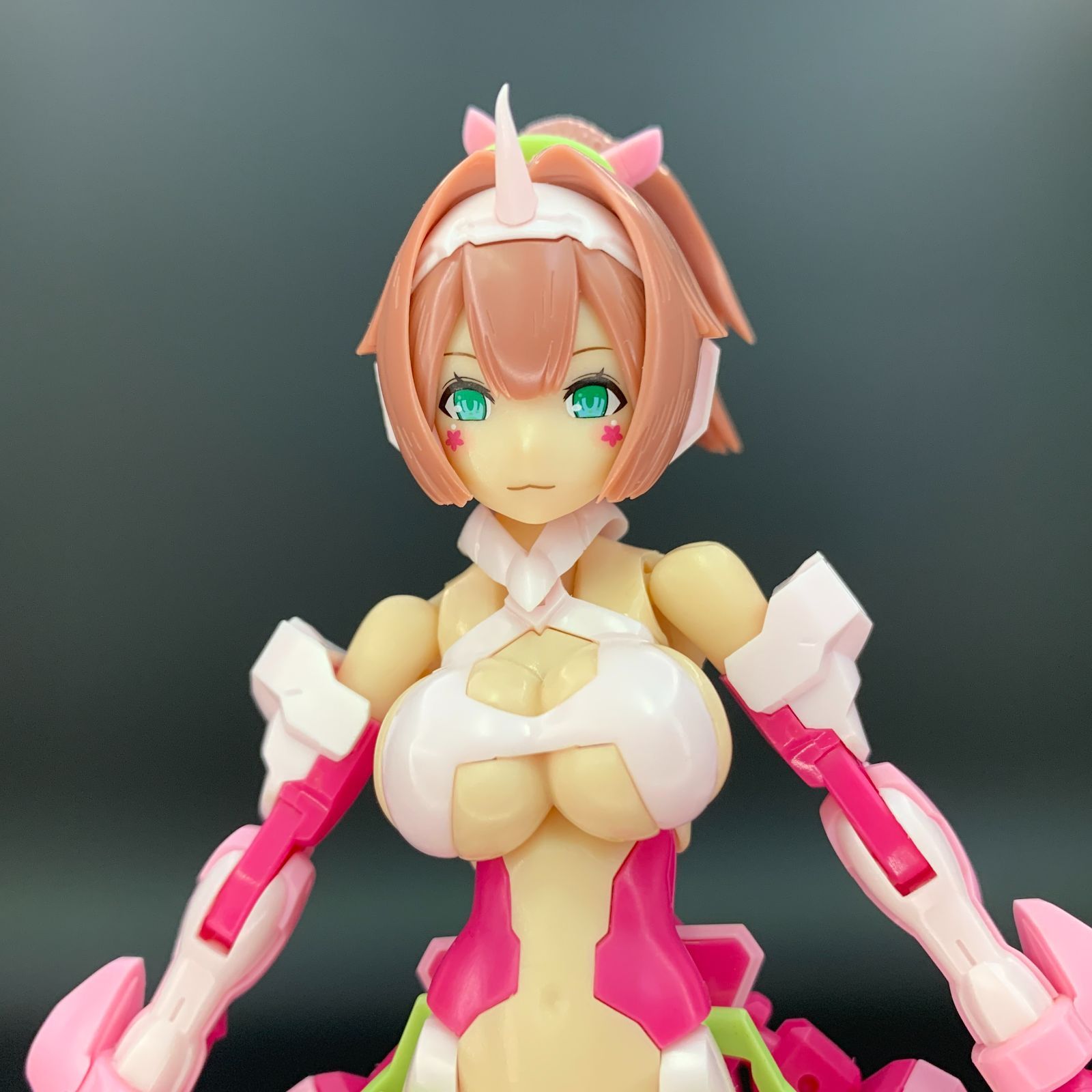 BANDAI SPIRITSの可動美少女プラモデル企画「30MS」に、白＆黒の