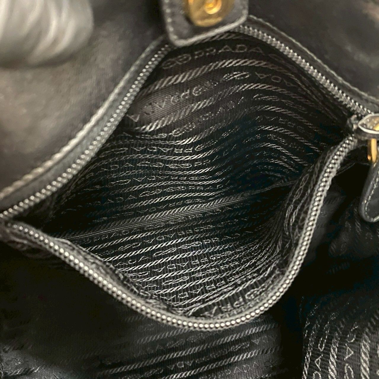 o24【美品】プラダ　ロゴ金具　ナイロン　レザー　リボン　ブラックハンドバッグ. o24【美品】プラダ ロゴ金具 ナイロン レザー リボン ブラック